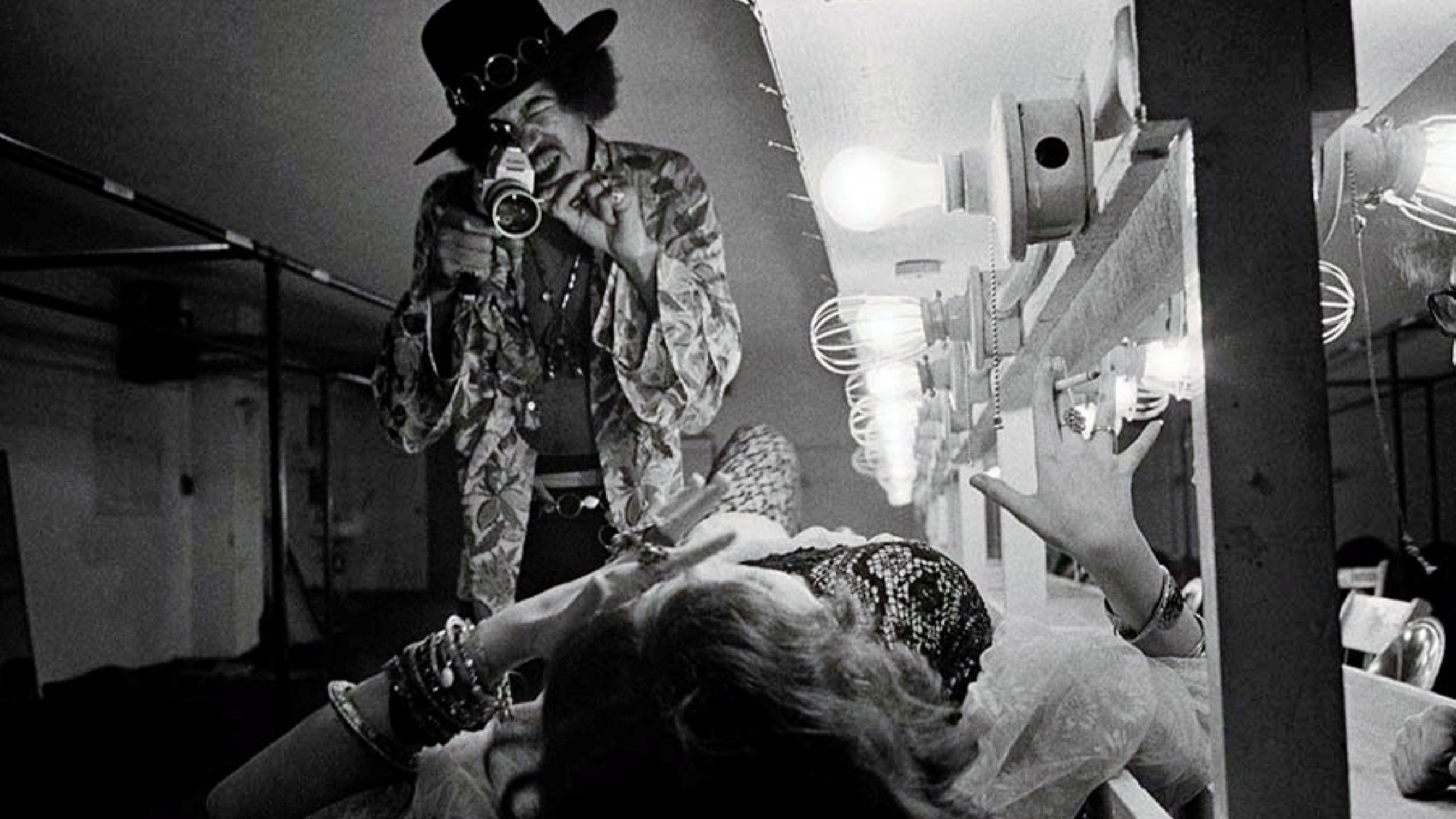 Jimi Hendrix fotografa Janis Joplin: nello specchio del backstage, la leggerezza di un’epoca irripetibile. Lo scatto è di Jim Marshall - Crediti: Jim Marshall/Sound of Gallery 