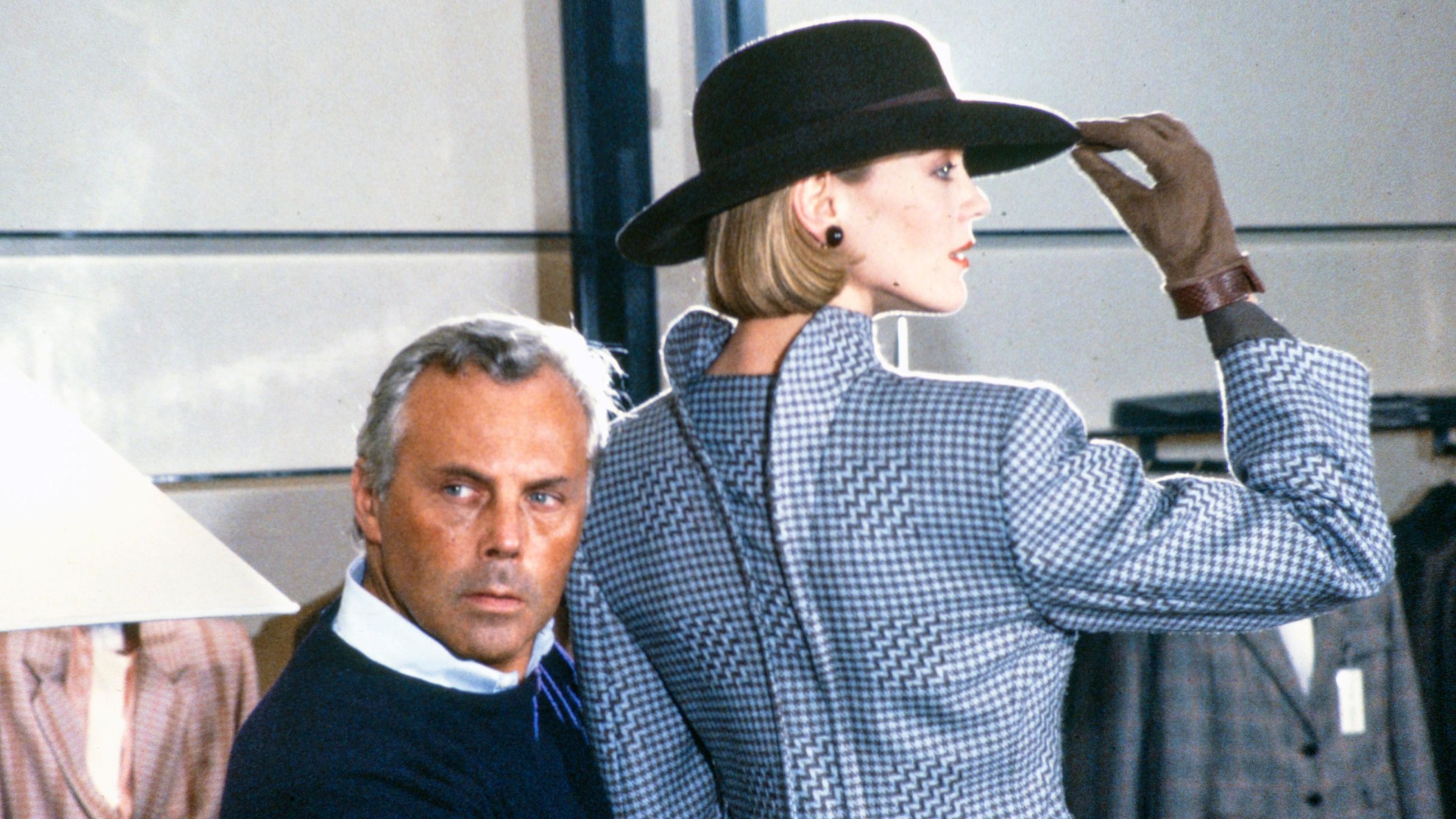 Milano, Italia, 2 marzo 1983: lo stilista Giorgio Armani durante la preparazione della sua collezione autunno-inverno - Credits: Getty Images