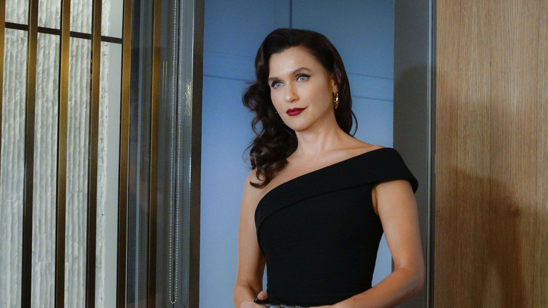 Sevval Sam (Ender Ekinci) in una scena di Forbidden Fruit 3