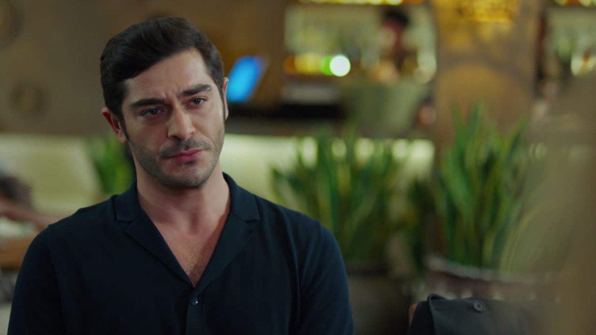 Burak Deniz (Kenan) in una scena di Another Love