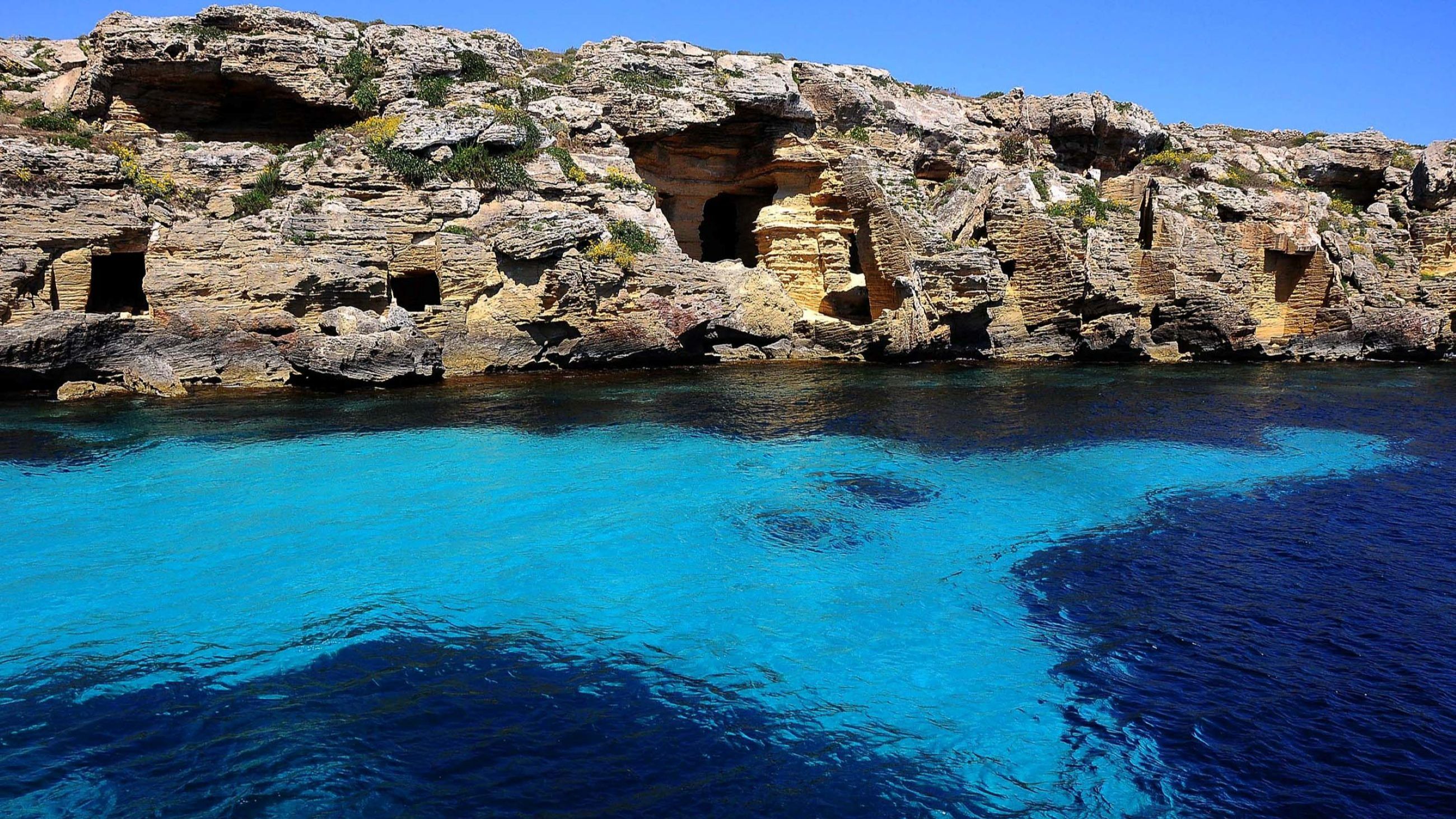 Isola di Favignana, arcipelago delle Egadi, Sicilia. Nella foto un particolare della costa dal mare - Credits: AGF