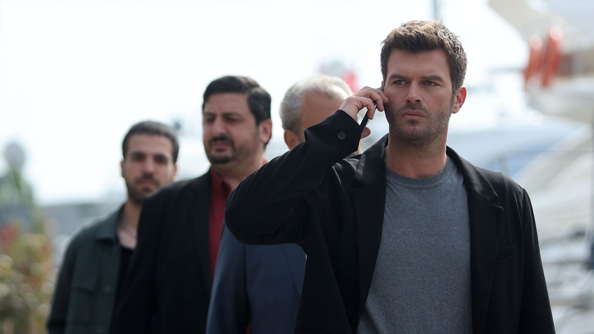 Umutcan Ütebay (Eko), Abdurrahman Yunusoğlu (Tugut) e Kıvanç Tatlıtuğ (Aslan) in una scena di The Family 2