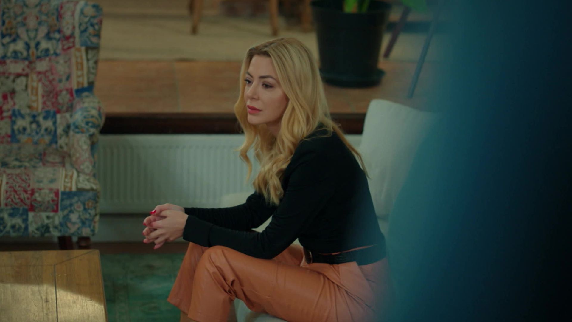 Simge Selçuk (Nebahat) in una scena di Tutto per la mia famiglia 2