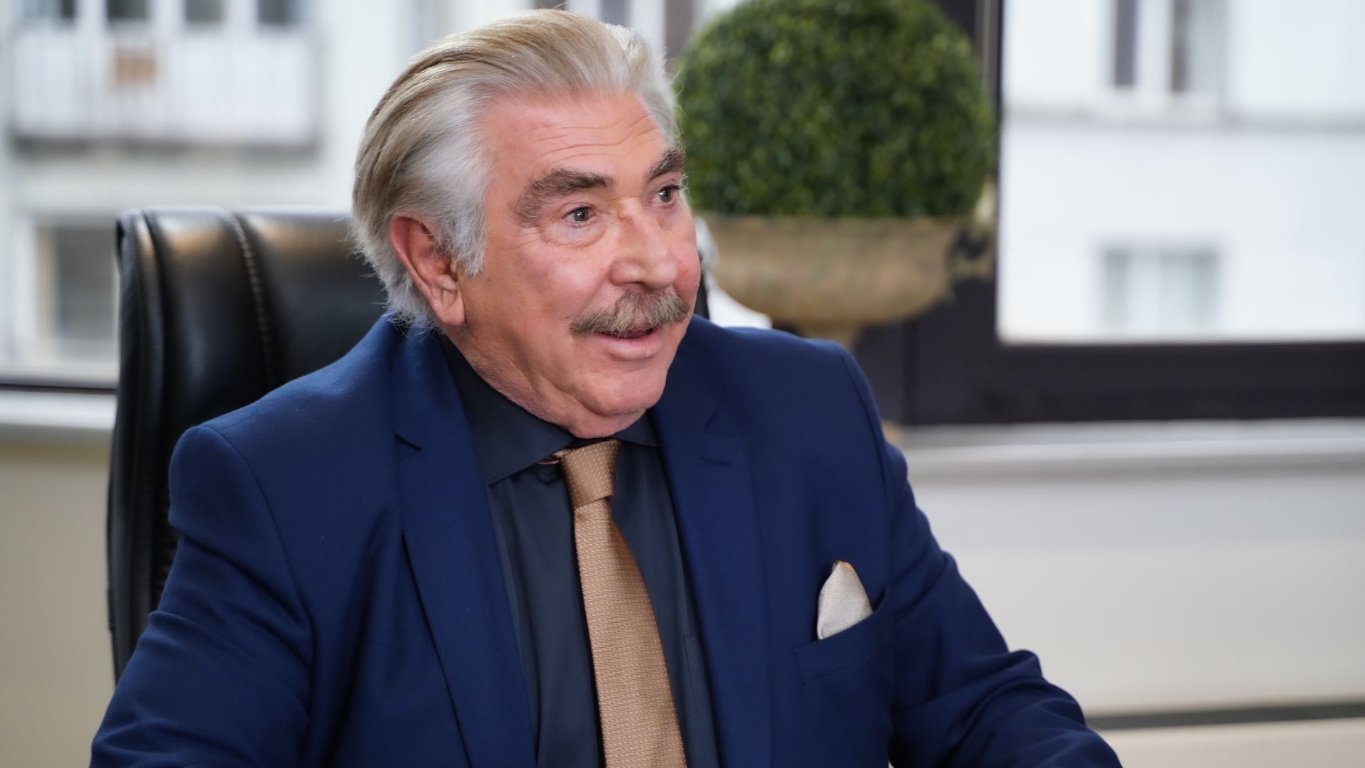 Erdal Ozyagcilar (Hasan Ali) in una scena di Forbidden Fruit 4