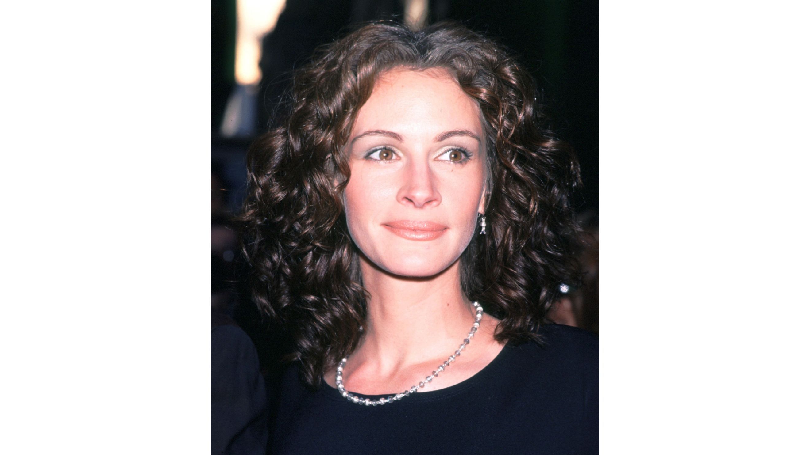 L’attrice Julia Roberts posa per i fotografi alla première del suo nuovo film, Notting Hill, a New York il 12 maggio 1999 - Credits: Getty Images
