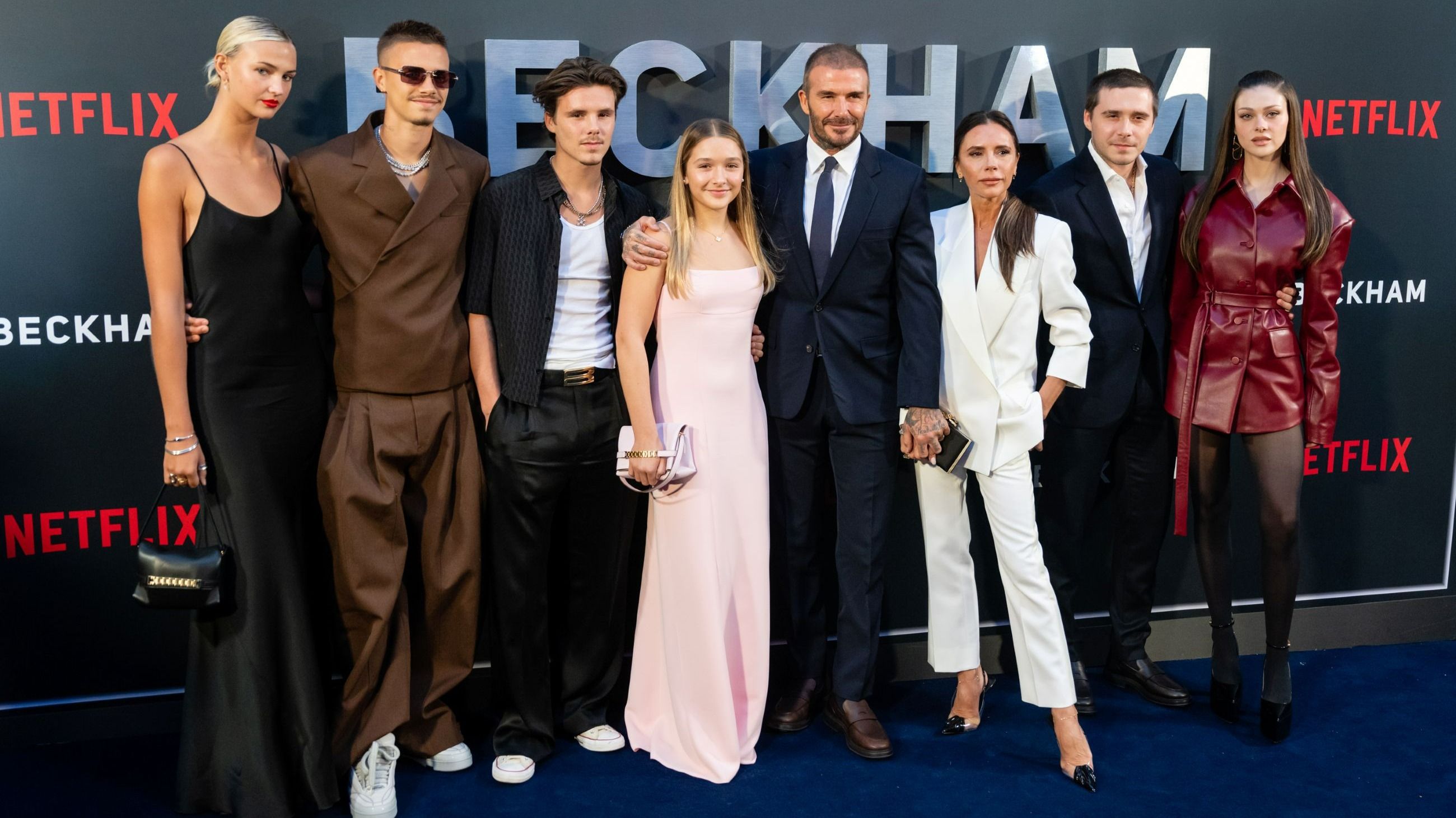 Mia Regan, Romeo Beckham, Cruz Beckham, Harper Beckham, David Beckham, Victoria Beckham, Brooklyn Beckham e Nicola Peltz partecipano alla prima britannica della serie «Beckham» - Credits Getty Images