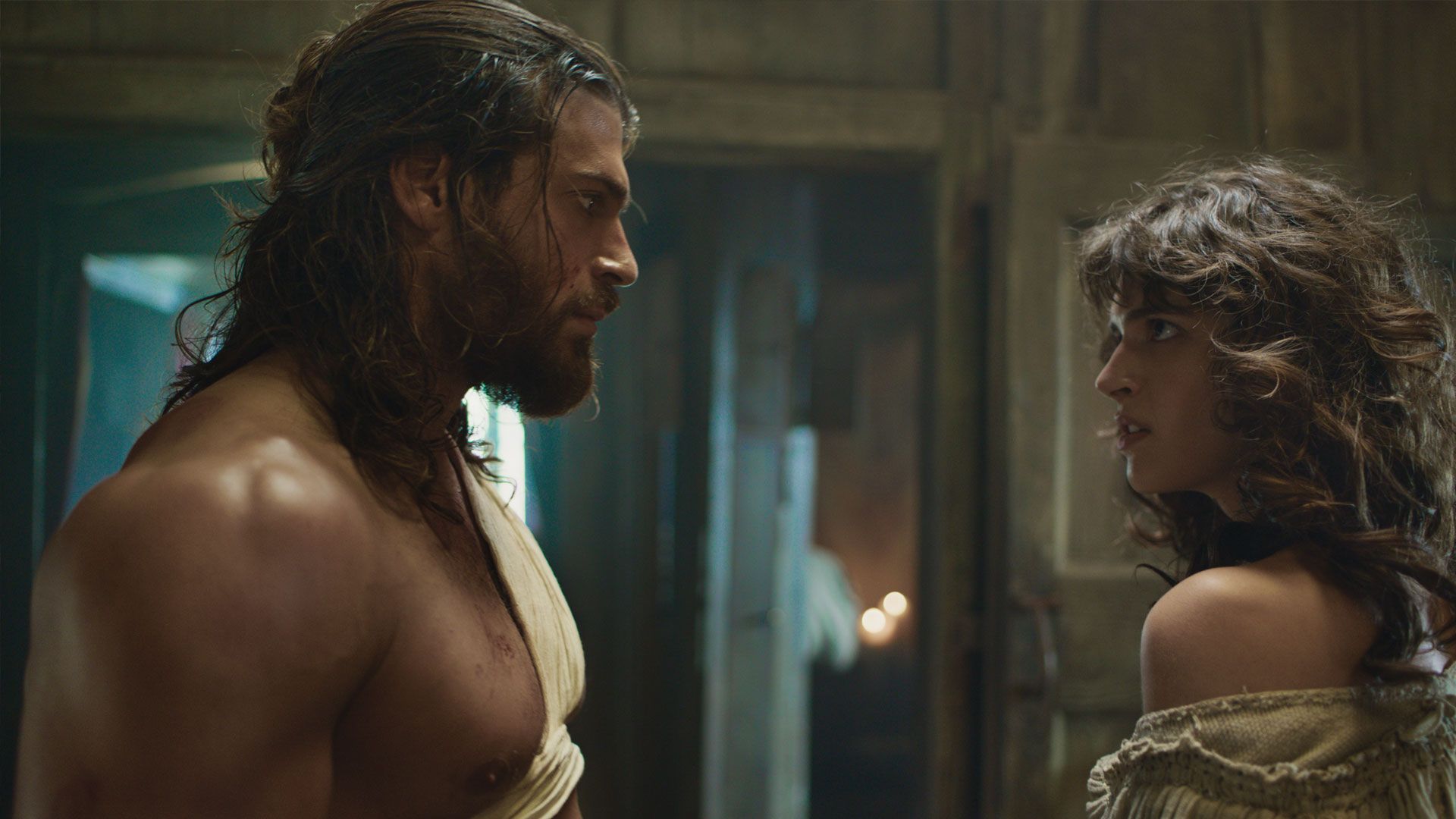 Can Yaman (Hasan Balaban) e Greta Ferro (Gloria) in una scena de Il Turco