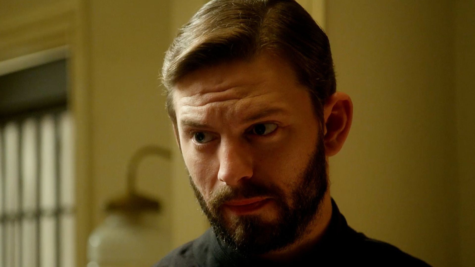 Daniel Schroder (Padre Samuel) in una scena de La Promessa
