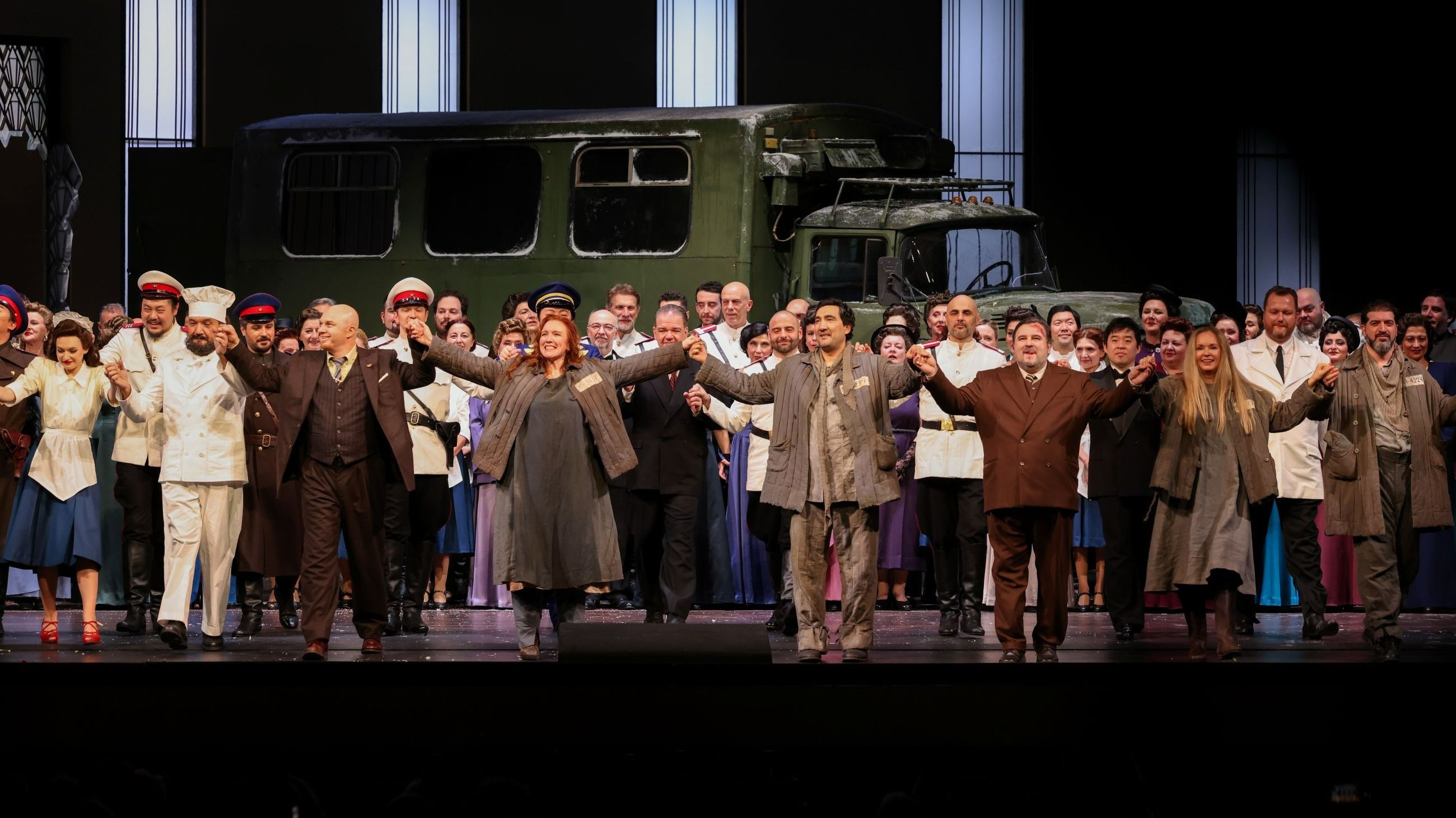 Il cast saluta il pubblico durante il saluto finale di Lady Macbeth del distretto di Mtsensk al Teatro Alla Scala - Credits Getty Images
