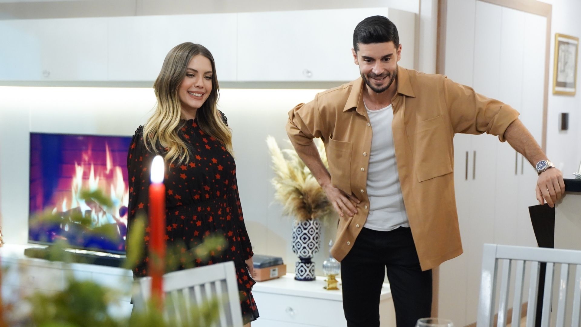 Eda Ece (Yildiz) e Berk Oktay (Çagatay) in una scena di Forbidden Fruit 4