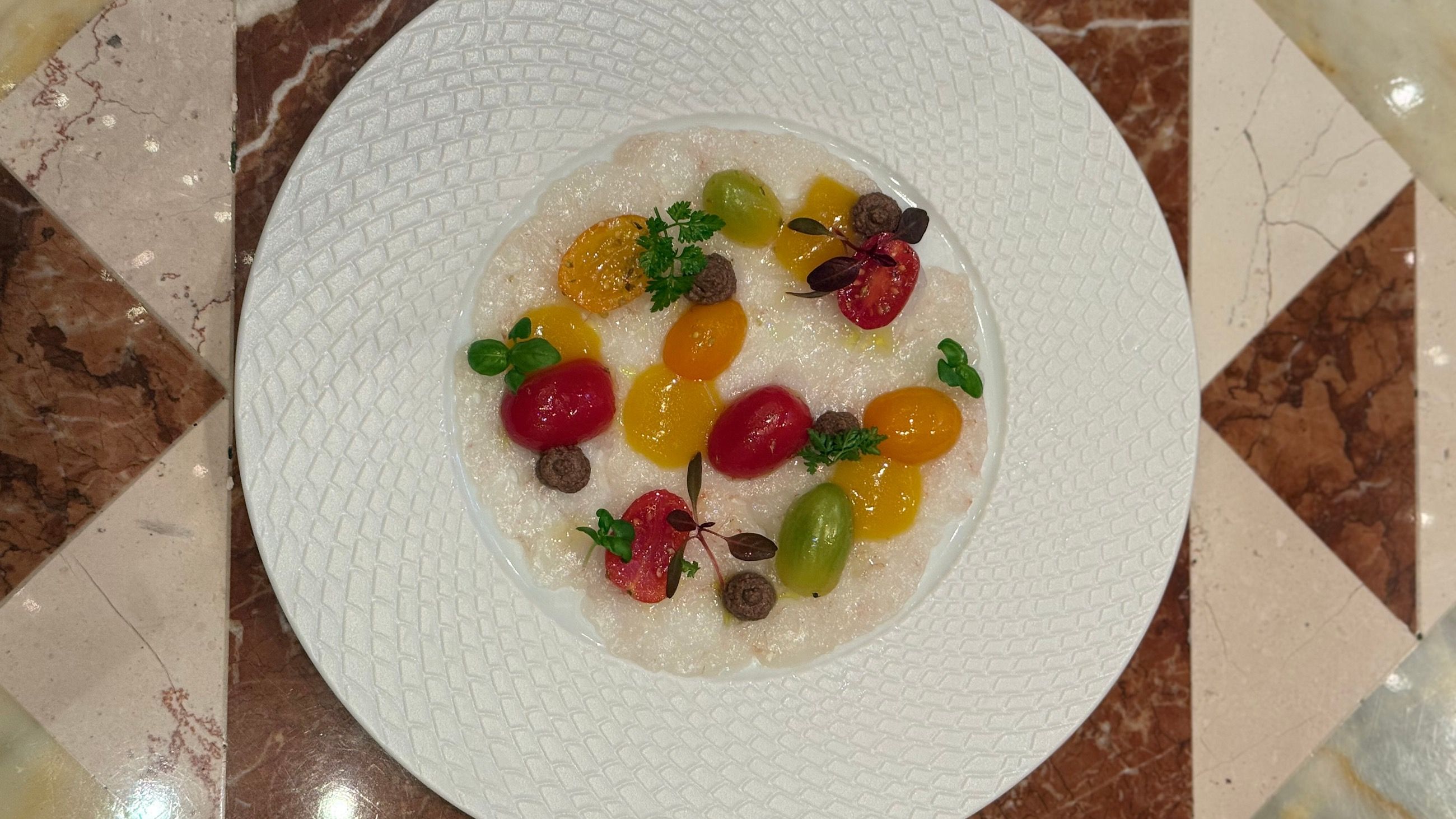 Carpaccio di scampi, pomodori arcobaleno, tapenade di olive, mango e aceto agrodolce di Acanto - Credits: Courtesy Press Office
