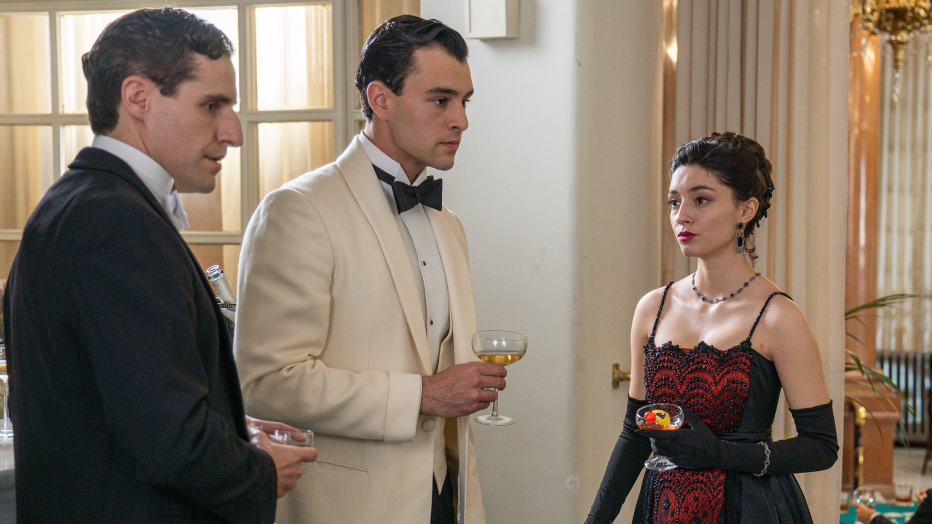 Erique Fortun (Lopez Ruiz ), Xavi Lock (Curro De La Mata) e Marta Costa (Angela) in una scena de La promessa