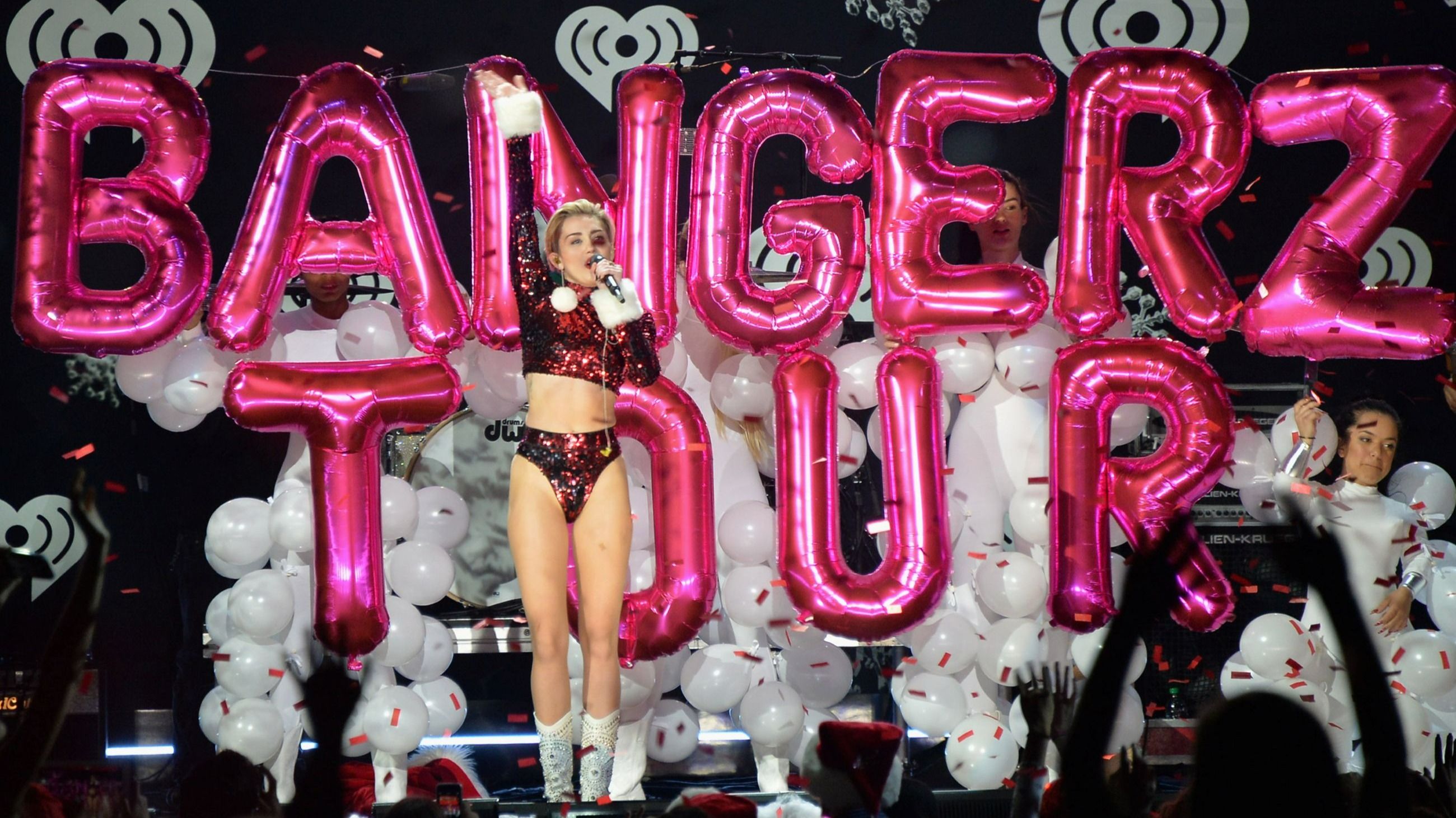 Miley Cyrus si esibisce sul palco durante il Jingle Ball 2013 di Z100 al Madison Square Garden, New York City - Credits Getty Images
