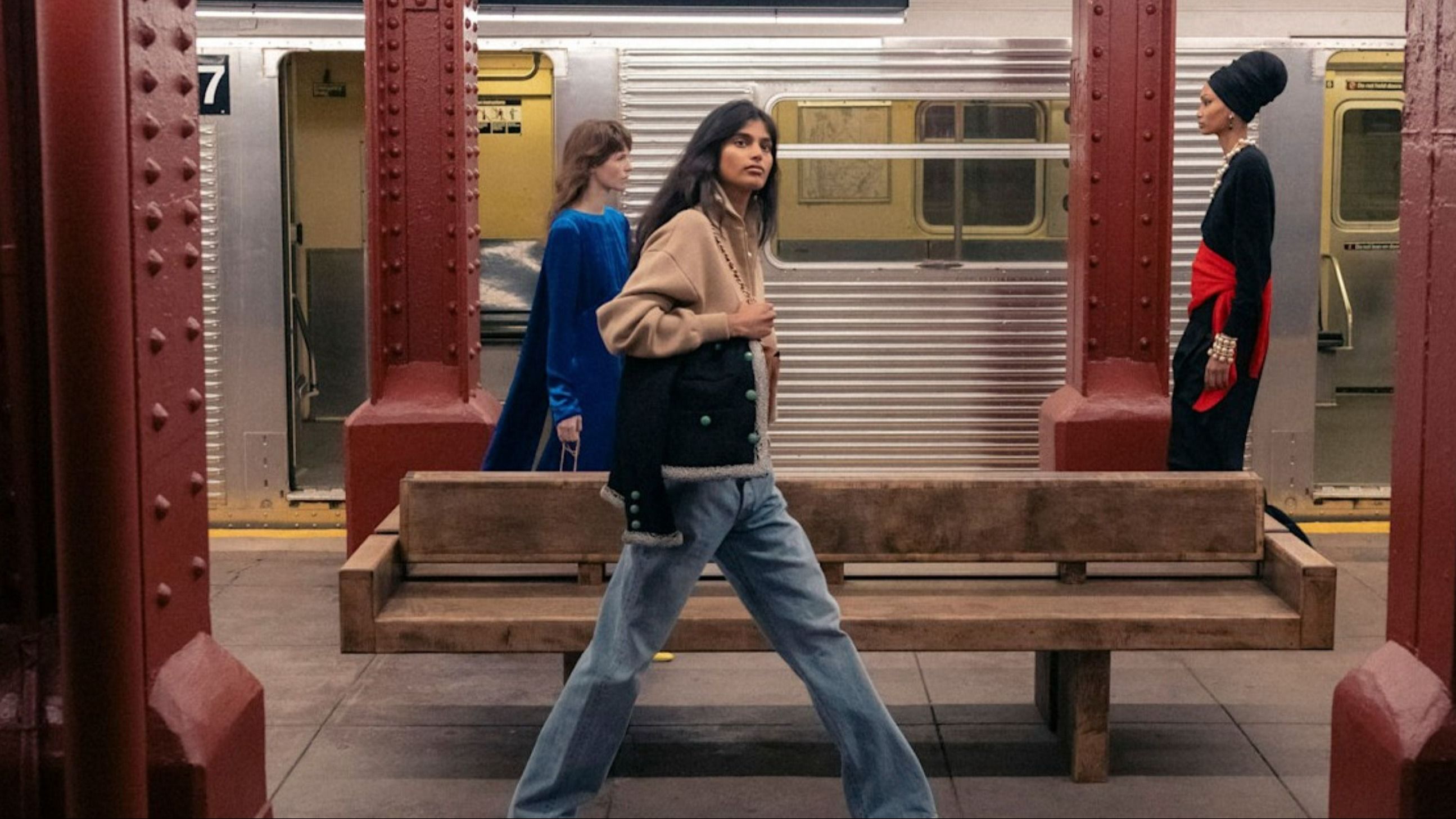 Bhavitha Mandava sfila per Chanel in occasione della prima collezione Métiers d'art firmata Matthieu Blazy, New Tork - Credits Launchmetrics.com/Spotlight 