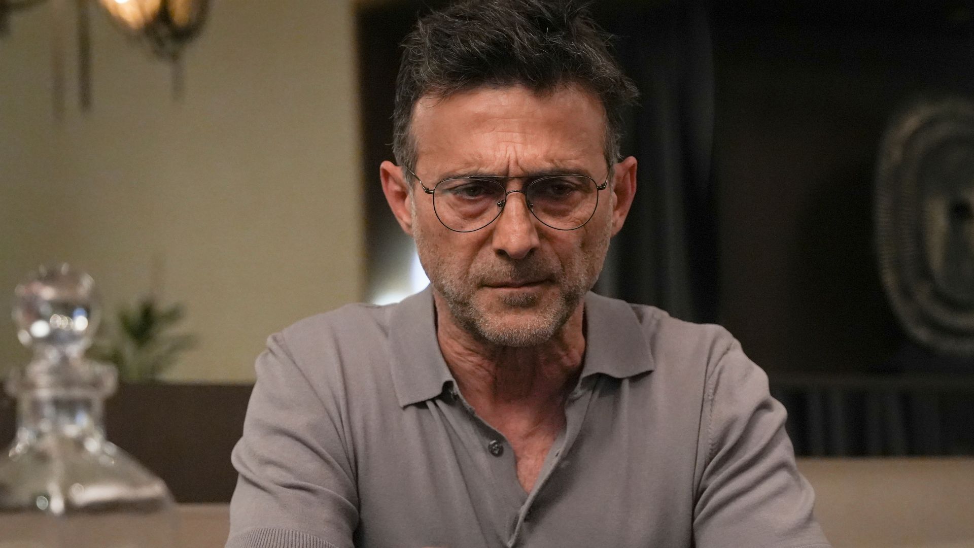 Cem Bender (Oltan Kasifoglu) in una scena di Tradimento 2