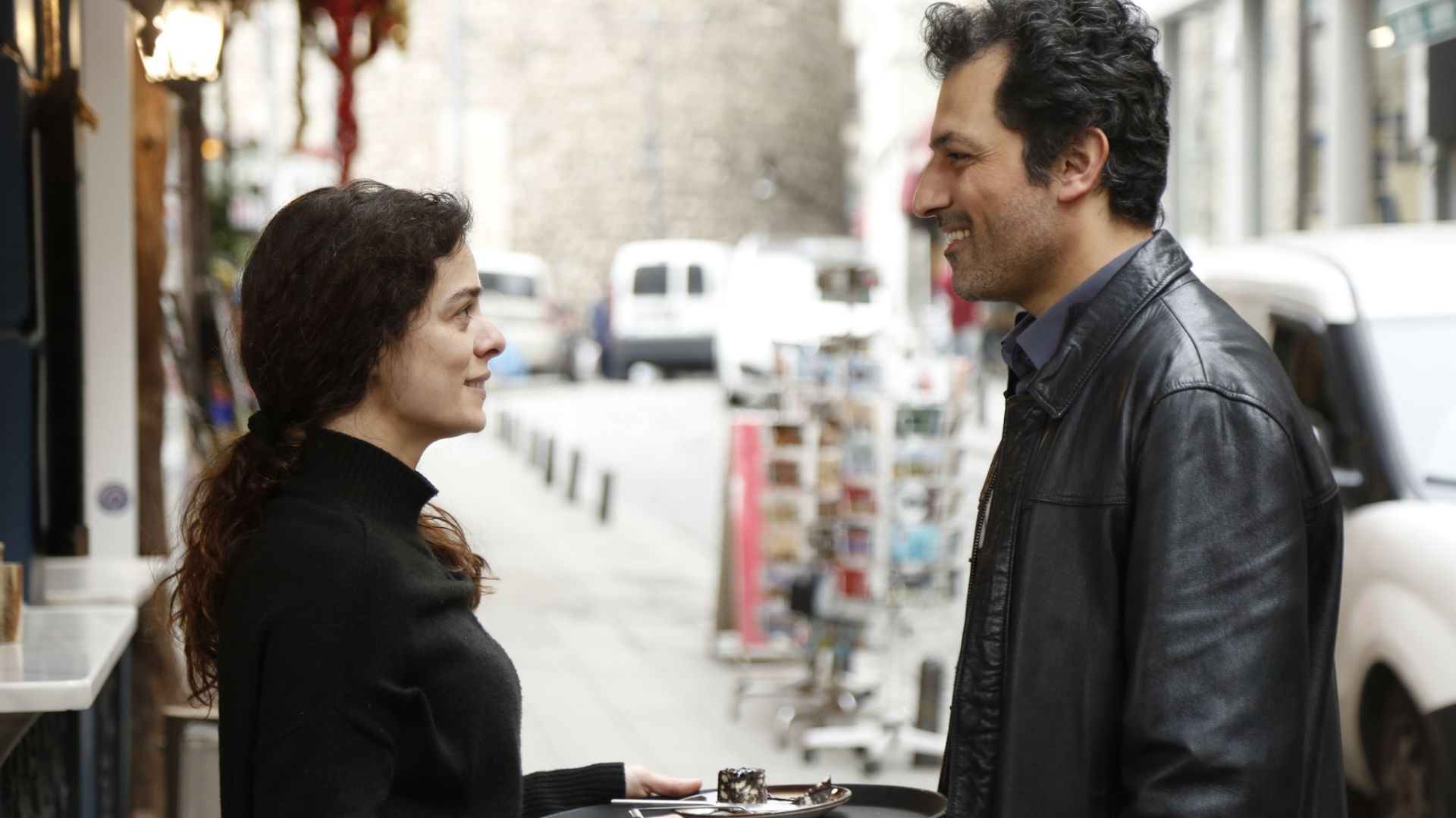 Ozge Ozpirinci (Bahar) e Feyyaz Duman (Arif) in una scena de La forza di una donna 2