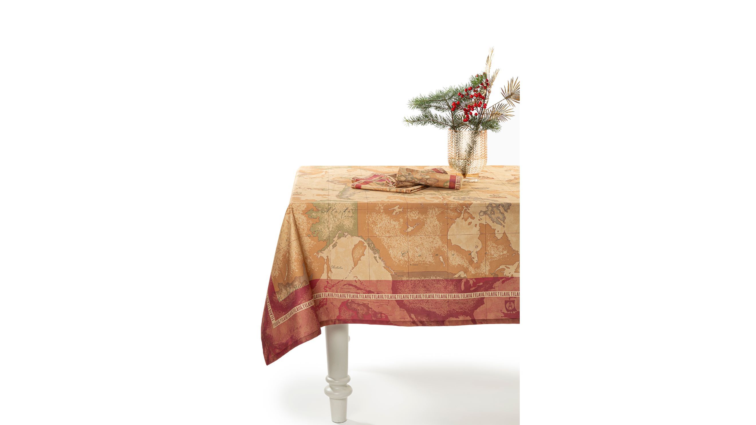 Una tavola firmata da Alviero Martini 1A Classe Home Collection con stampa digitale su puro cotone
Courtesy Alviero Martini 1A Classe Home Collection by Caleffi