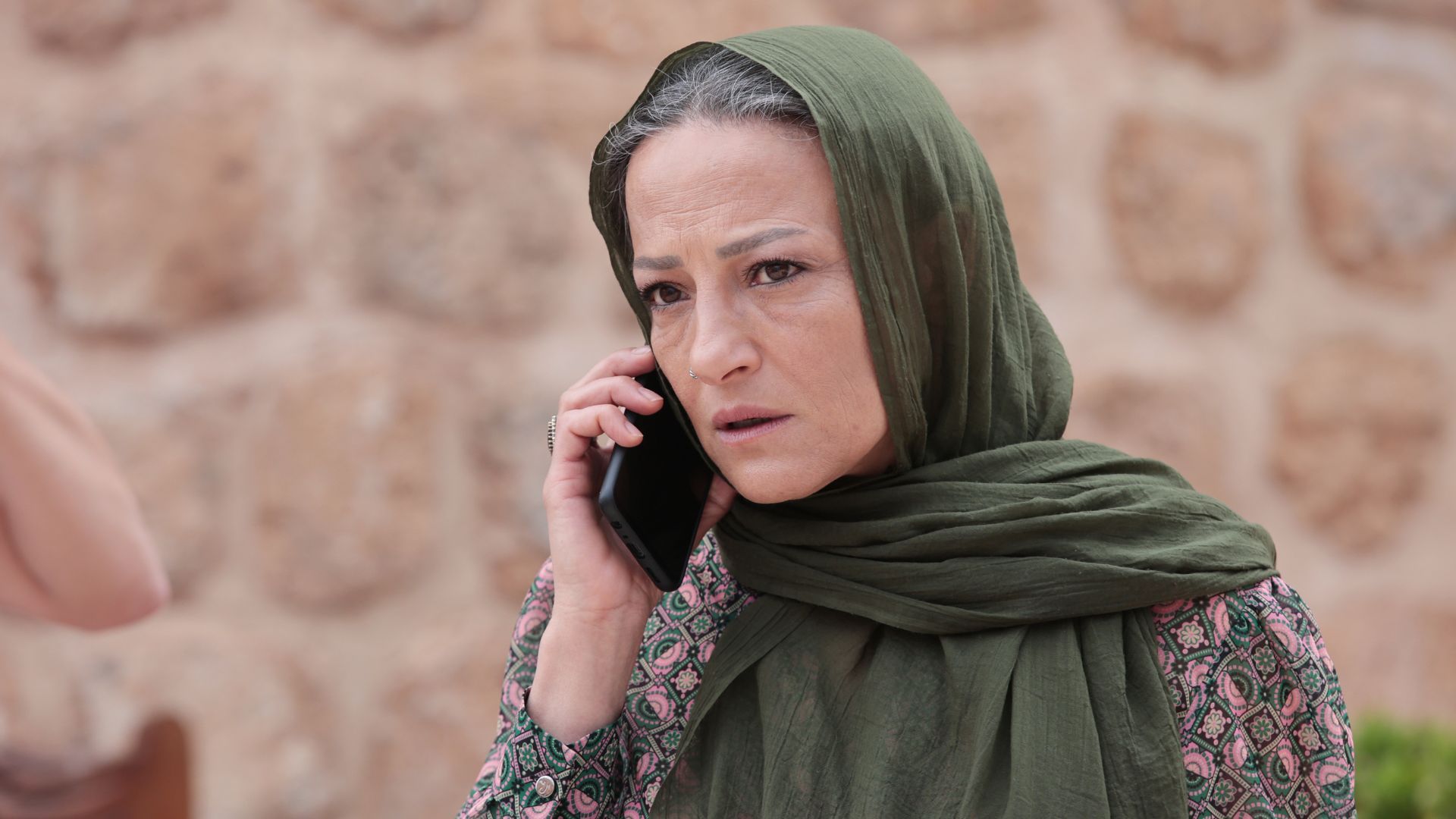Ilkay Kayku Atalay (Fidan) in una scena di Far away