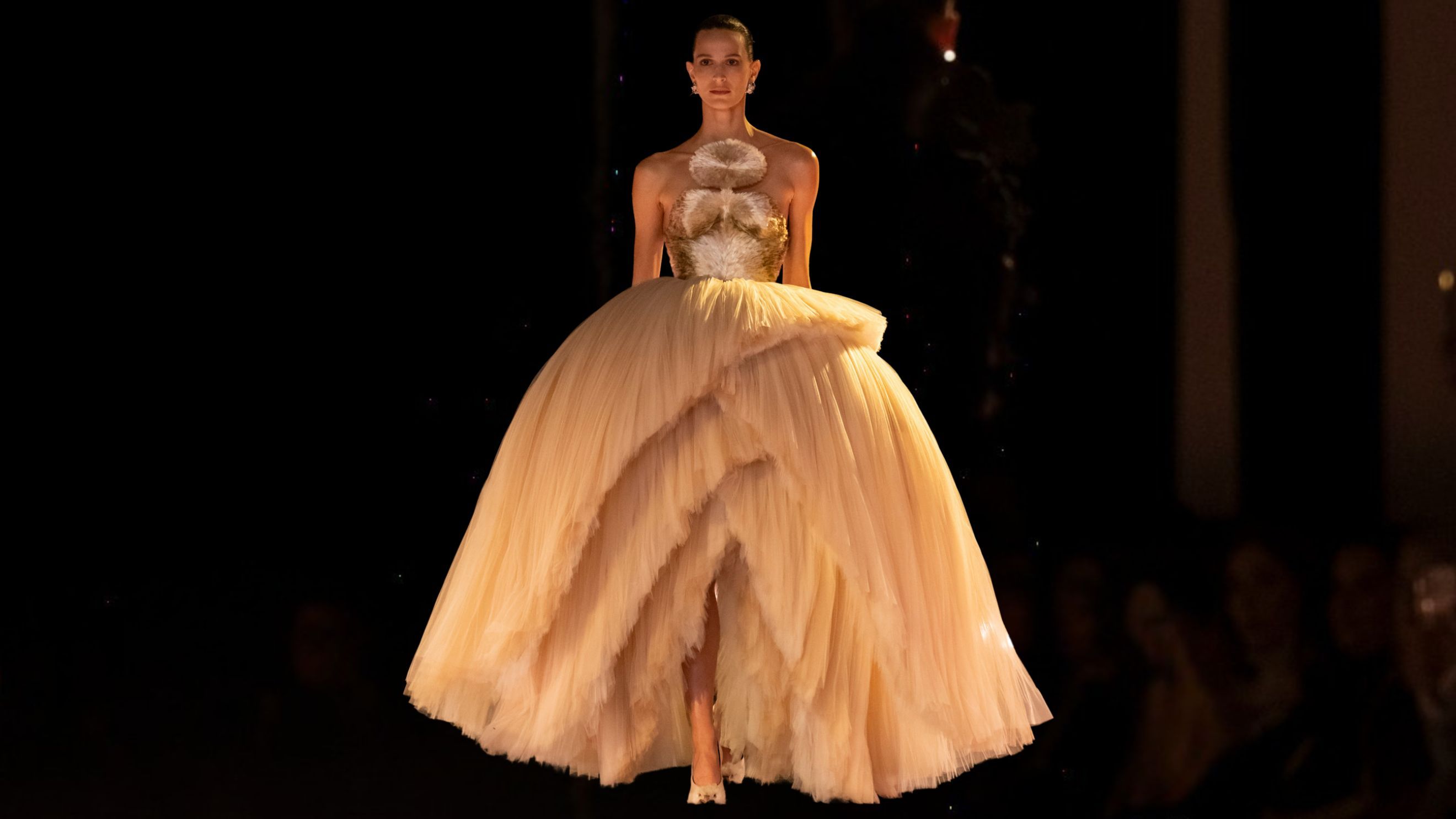 Un abito da sogno firmato Schiaparelli per la collezione SS26 porta in scena una gonna voluminosa e maestosa che ricorda gli abiti di scena di un balletto - Credits: Launchmetrics.com/Spotlight