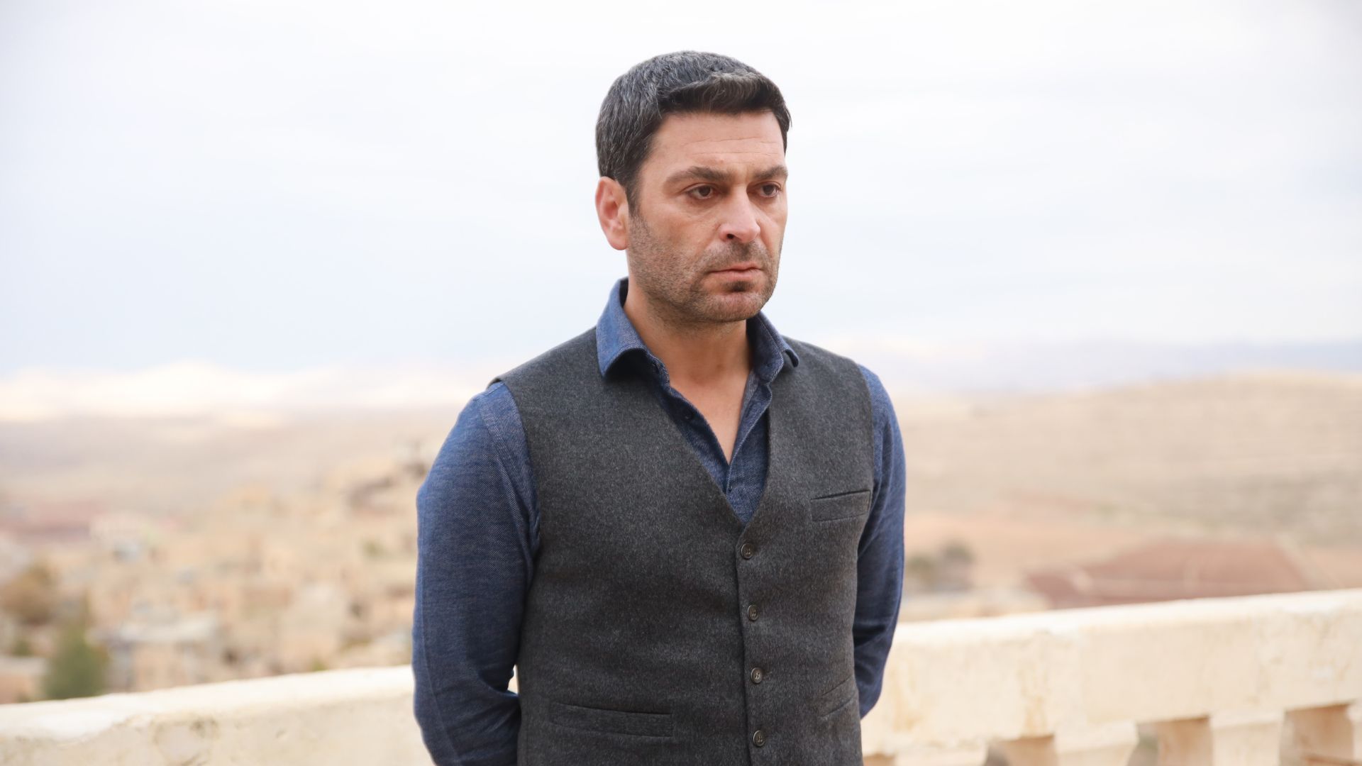 Ozan Akbaba (Cihan) in una scena di Far away