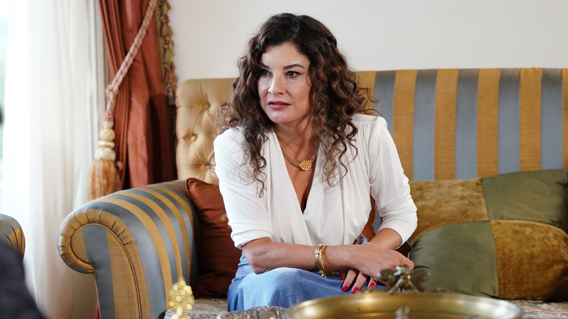 Irem Altug (Sevde) in una scena di Racconto di una notte