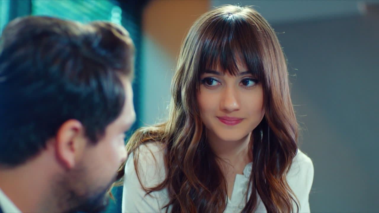 Zeynep e Alihan in una scena di Forbidden Fruit