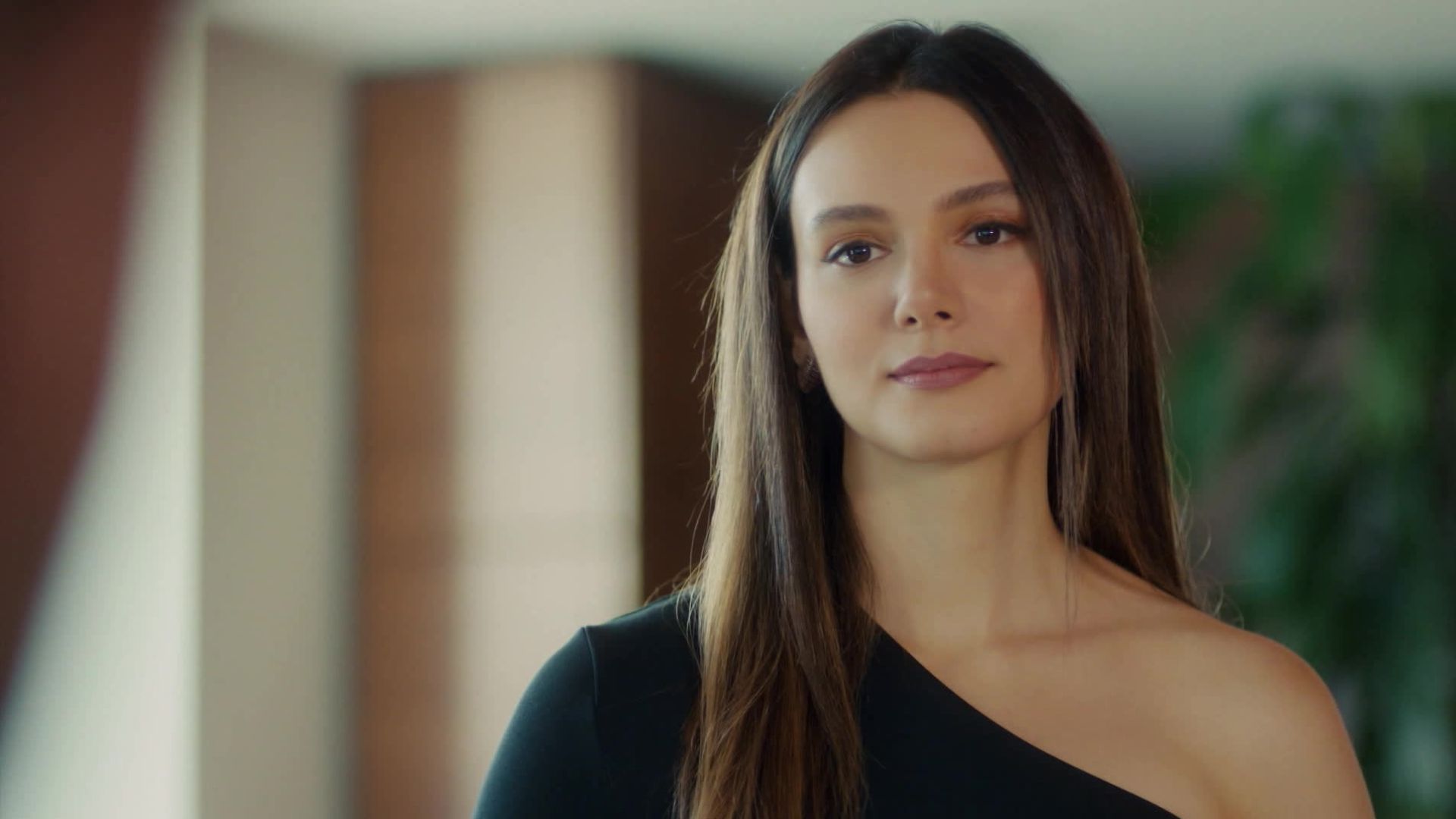 Gonca Sariyildiz (Hande) in una scena di My Sweet Lie