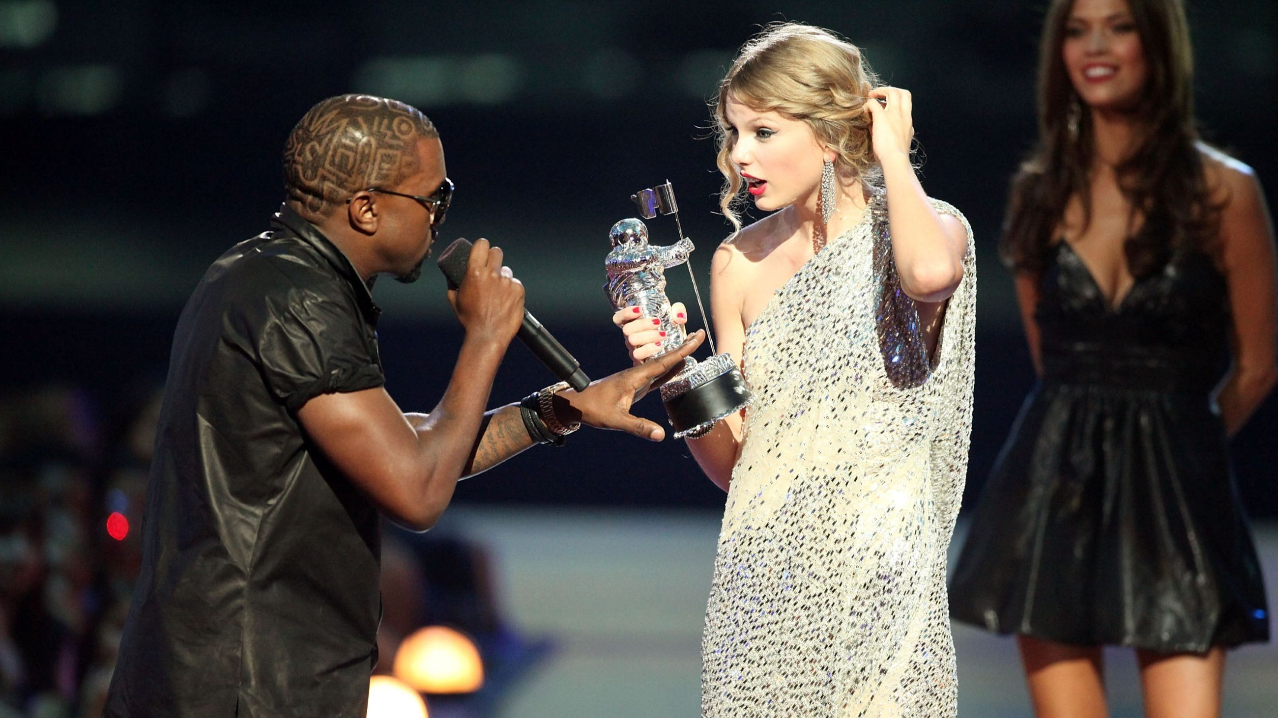 La cantante Taylor Swift (a sinistra) e il rapper Kanye West partecipano alla 57ª edizione dei GRAMMY Awards, tenutasi allo STAPLES Center, l'8 febbraio 2015 a Los Angeles, in California - Credits: Getty Images 