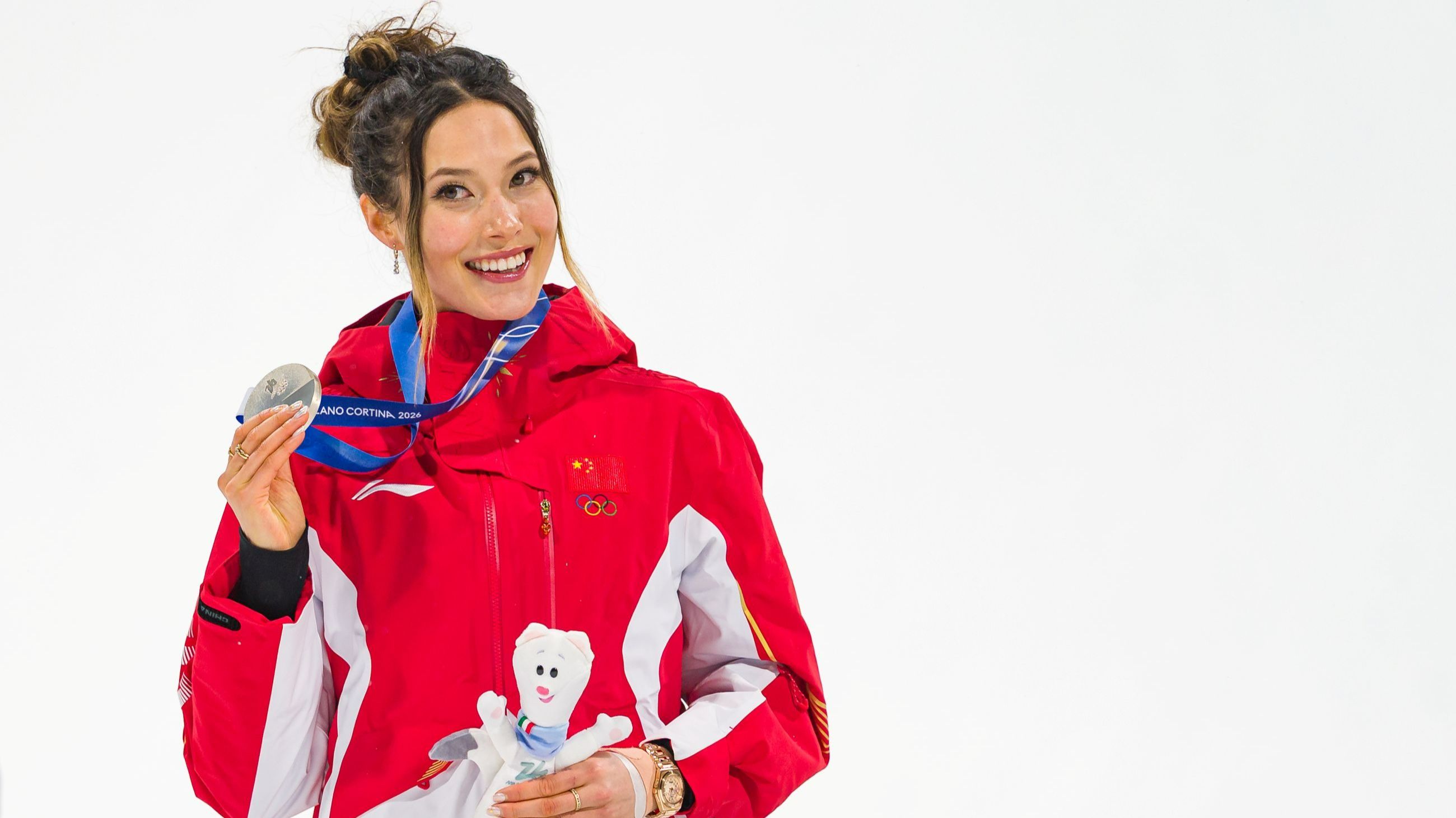 La medaglia d’argento Ailing Eileen Gu del Team Repubblica Popolare Cinese posa per una foto sul podio durante la cerimonia di premiazione del Big Air femminile di freeski, nel decimo giorno dei Giochi Olimpici Invernali di Milano Cortina 2026, presso il Livigno Snow Park il 16 febbraio 2026 a Livigno, Italia - Credits: Getty Images