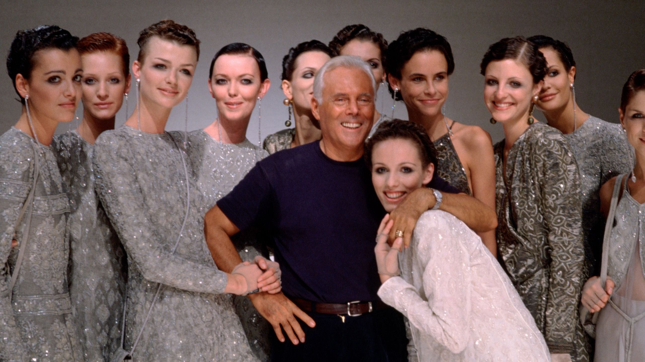 Giorgio Armani con le sue modelle 
Credit Getty Images 