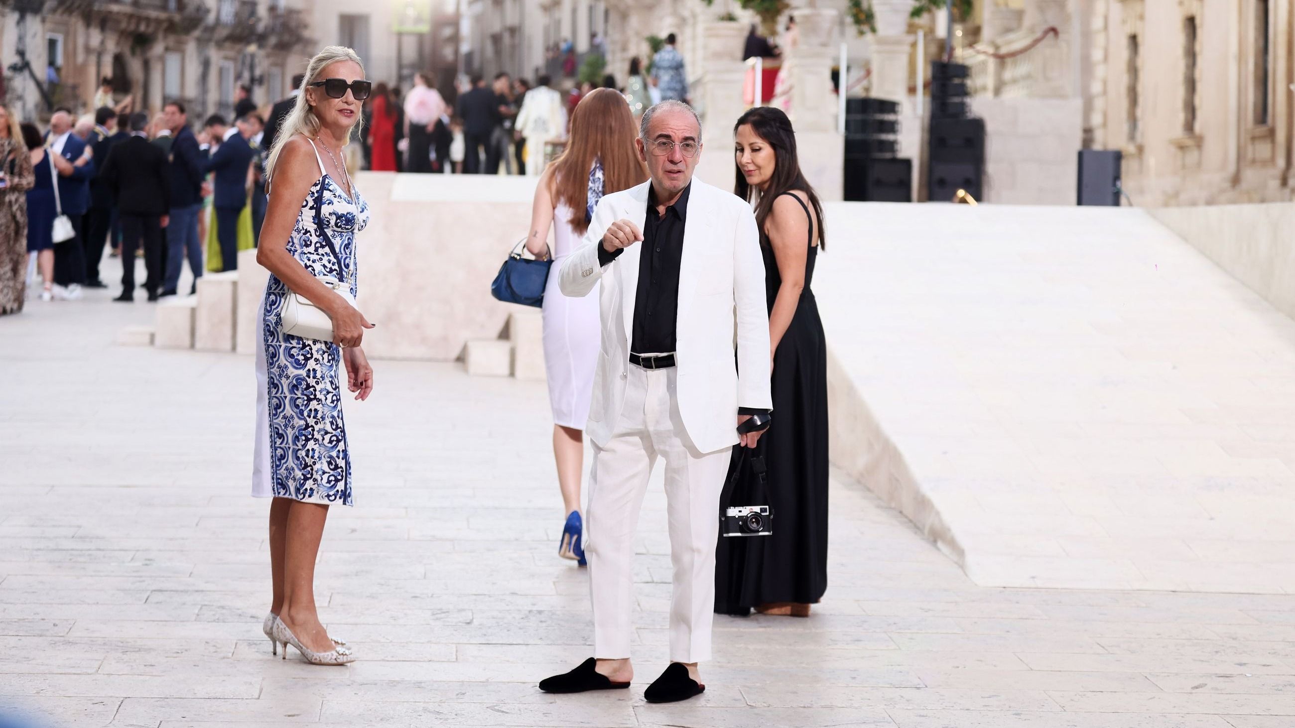 Giuseppe Tornatore nel backstage della sfilata di D&G per l’autunno/inverno 22/23 a Siracusa, in Sicilia.
Credits: Getty Images
