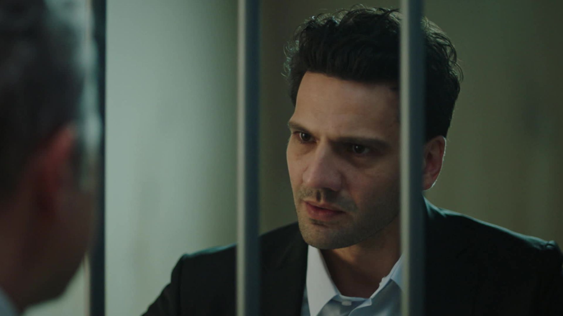 Kaan Urgancioglu (Ilgaz) in una scena di Segreti di famiglia 2 