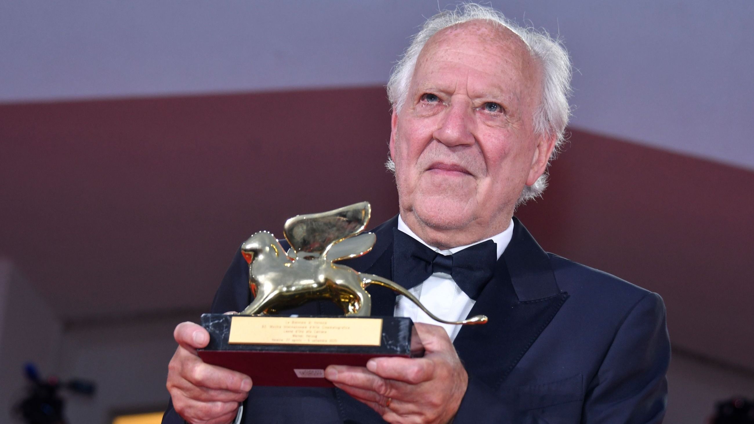 Il regista Werner Herzog con il Leone d’Oro alla carriera, consegnato al Lido durante l’82ª Mostra del Cinema di Venezia. (Crediti Getty) 