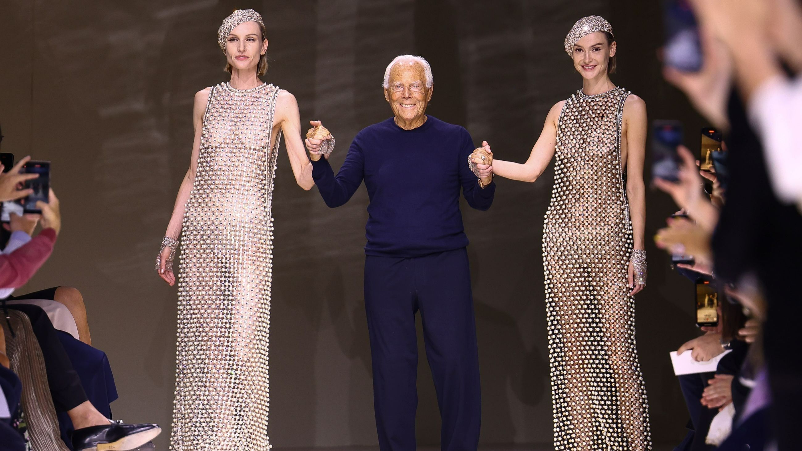 Giorgio Armani in passerella con le sue modelle dopo la sfilata Giorgio Armani Privé Haute Couture Autunno/Inverno 2024-2025 a Parigi nel giugno 2024 (Crediti Getty)