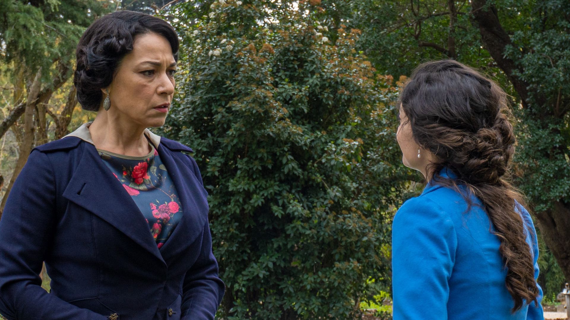 Isabel Serrano (Leocadia) e Marta Costa (Angela) in una scena de La Promessa.