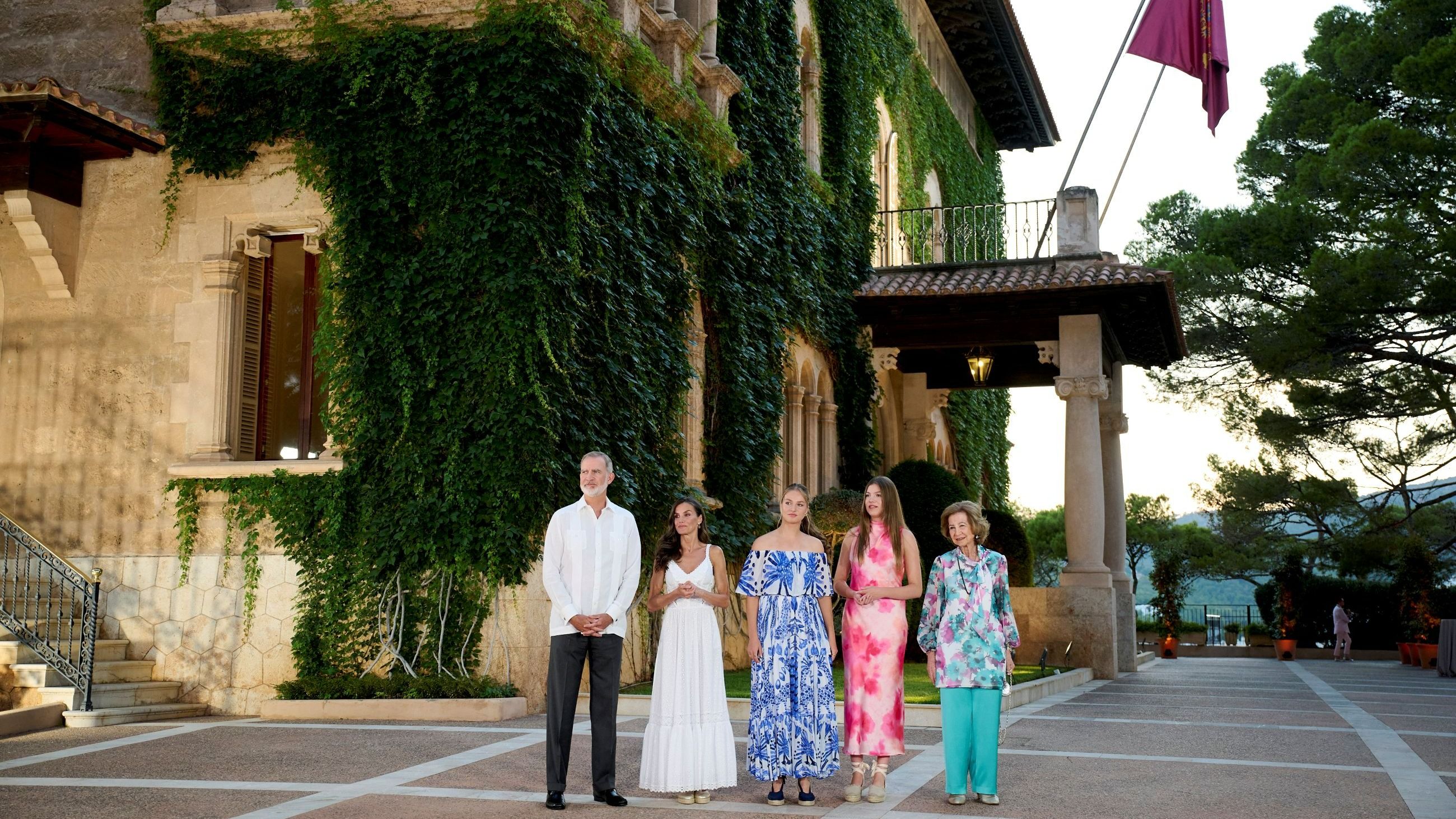 Re Felipe VI di Spagna, la Regina Letizia di Spagna, la Principessa delle Asturie Leonor di Spagna, l'Infanta Sofia di Spagna e la Regina Sofia hanno ospitato una cena per le autorità presso il Palazzo di Marivent il 4 agosto 2025 a Palma di Maiorca, in Spagna - Credits: Getty Images