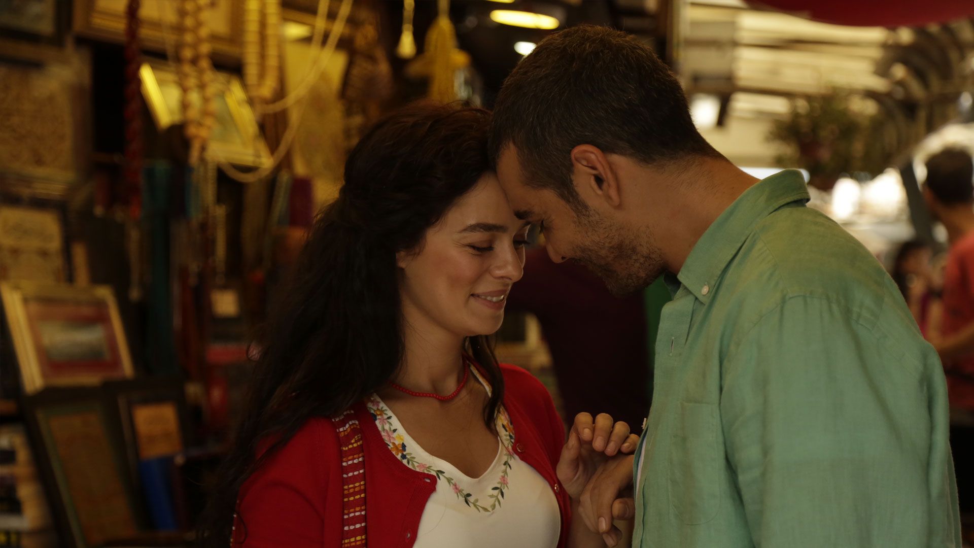 Özge Özpirinçci (Bahar Çesmeli) e Caner Cindoruk (Sarp Çesmeli) in una scena di La forza di una donna