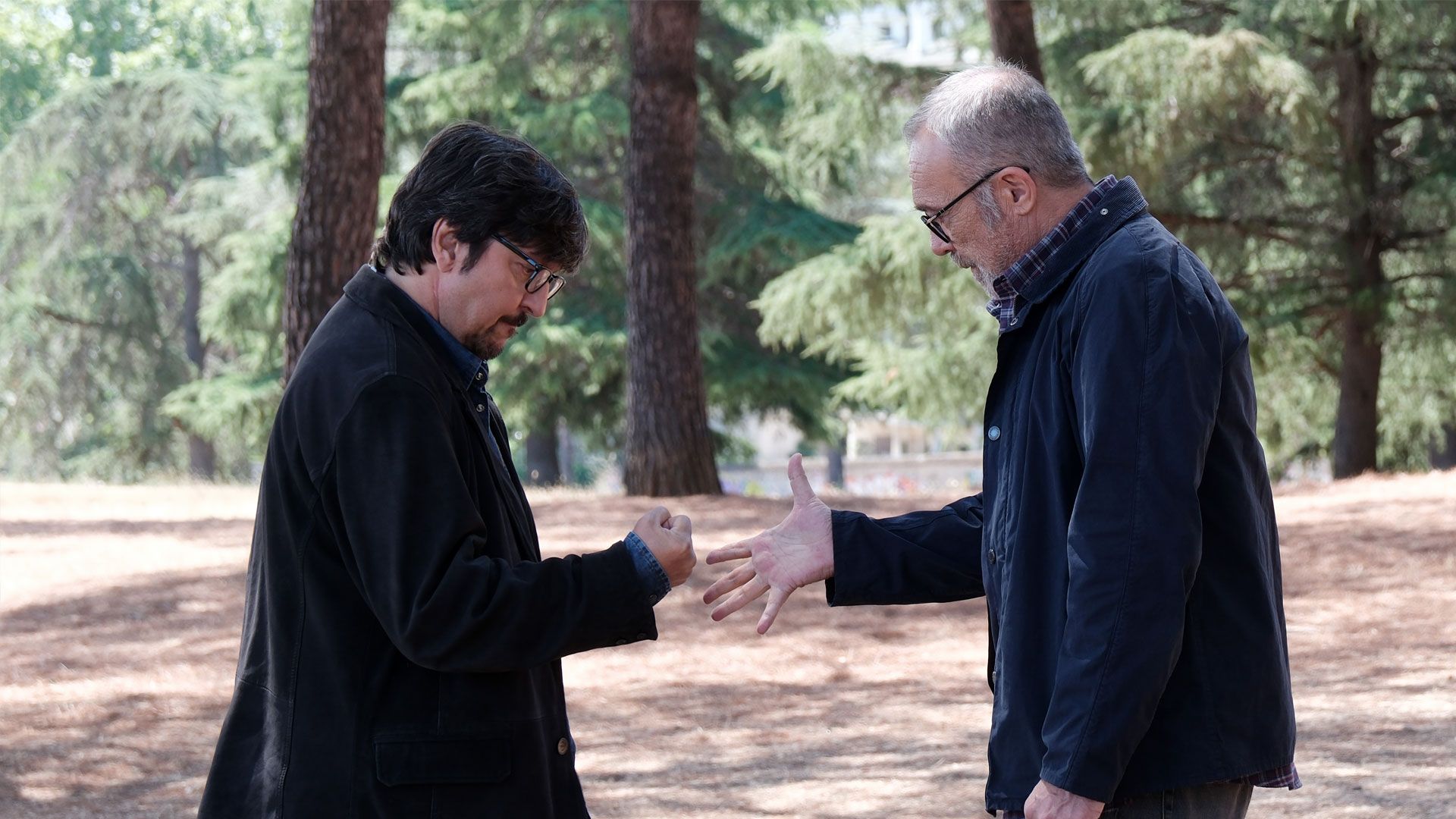 Ricky Memphis (Carlo) e Claudio Amendola (Giulio Cesaroni) in una scena de I Cesaroni - Il ritorno