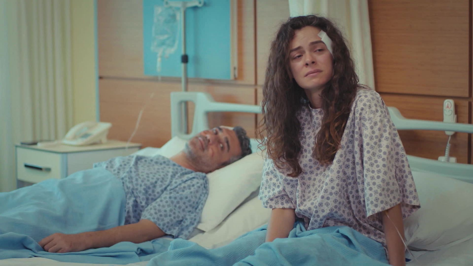 Sarp e Bahar in una scena de La forza di una donna 3