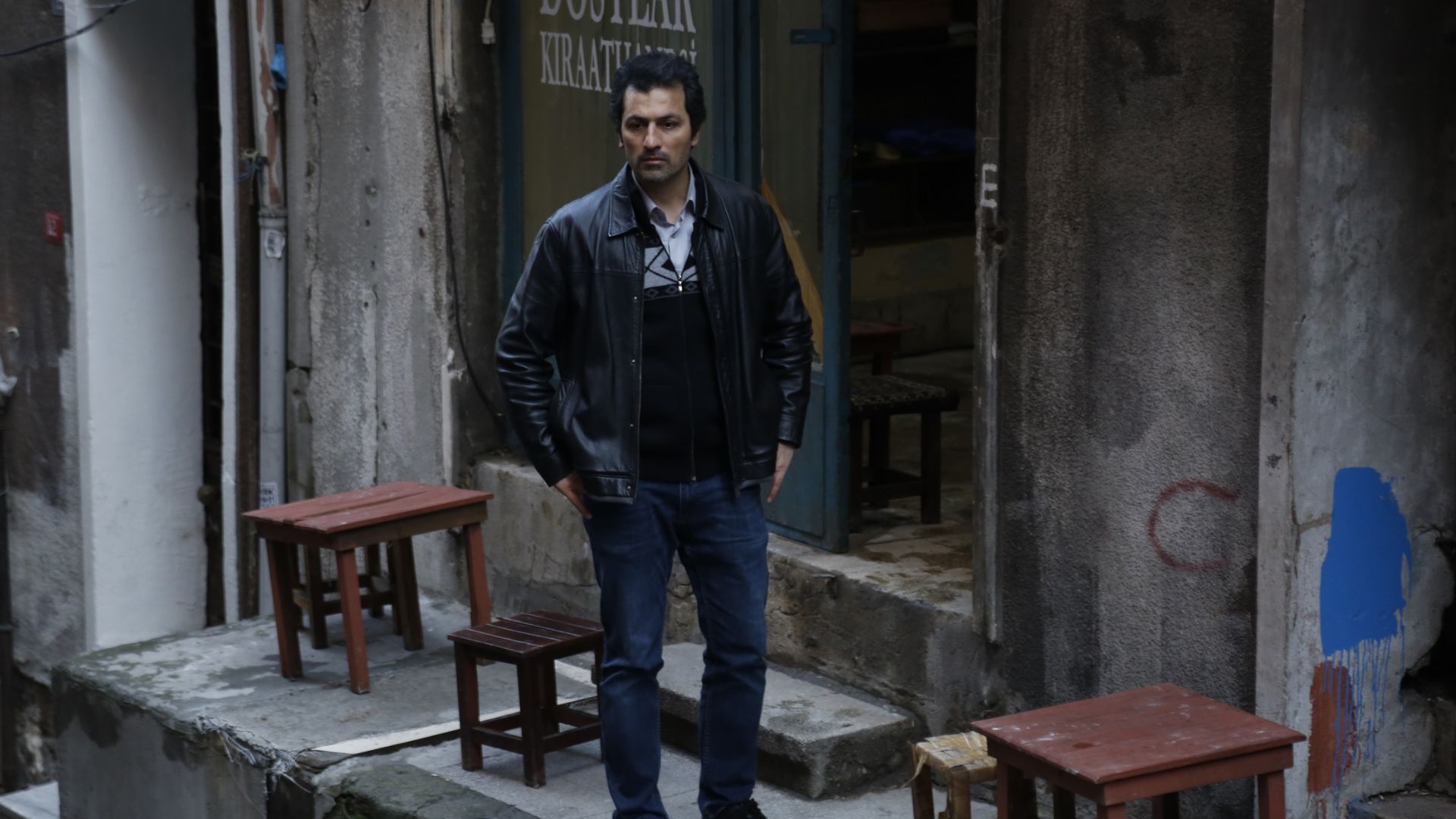 Feyyaz Duman (Arif) in una scena de La forza di una donna 2