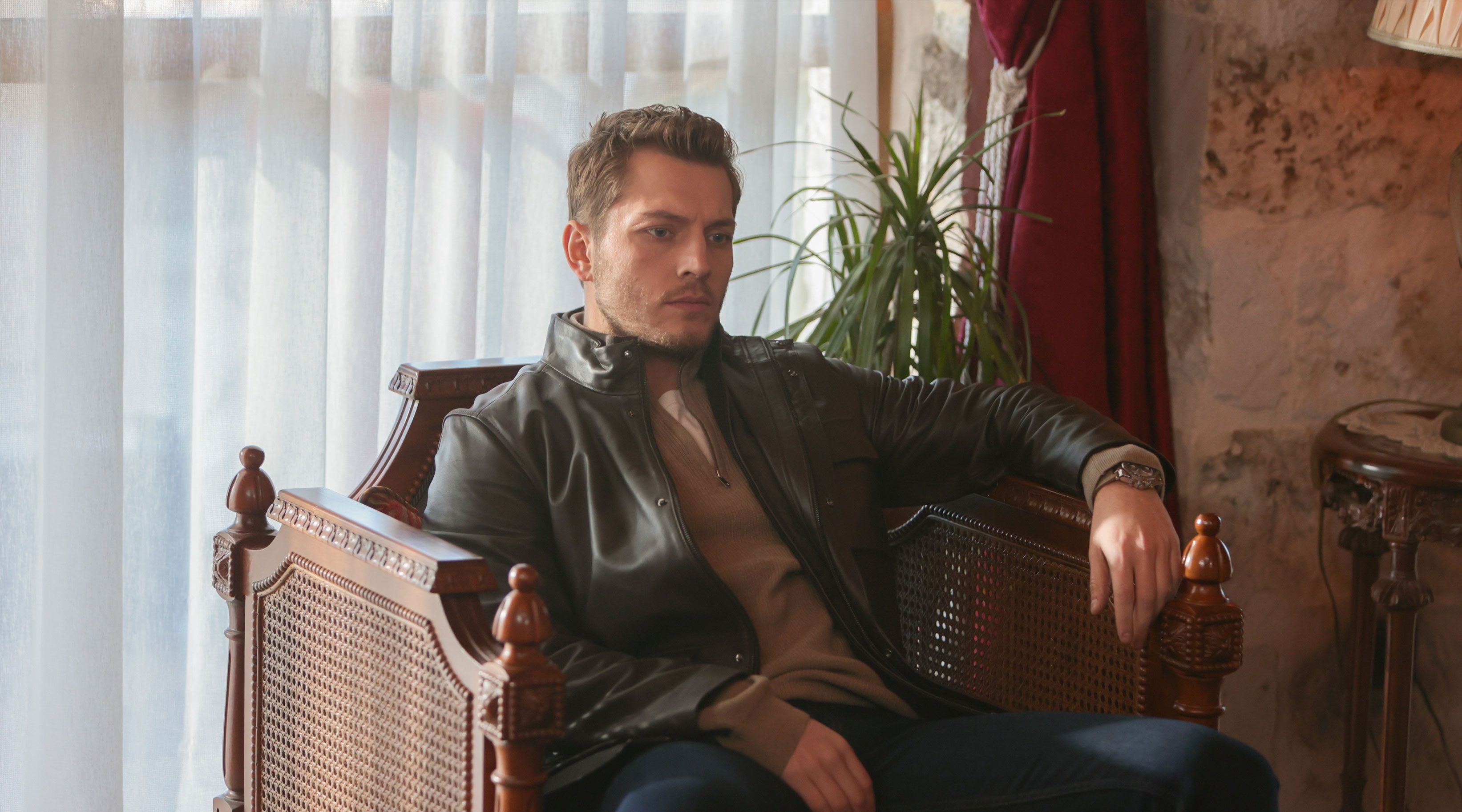 Burak Tozkoparan (Cihan Sansalan) in una scena de La notte nel cuore