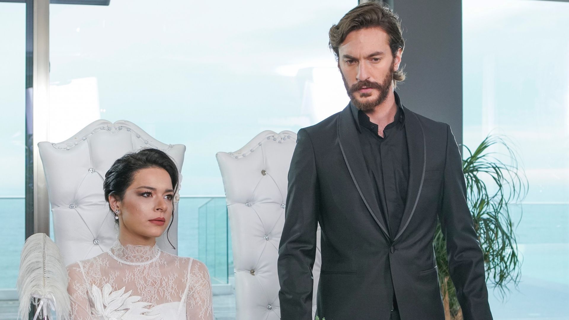 Şafak Pekdemir (Zehra) e Sarp Can Köroğlu (Kemal) in una scena di Forbidden Fruit 2
