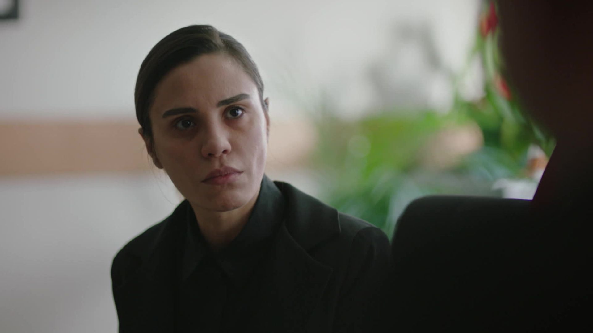 Sukran Ovali (Derya) in una scena di Segreti di famiglia 2