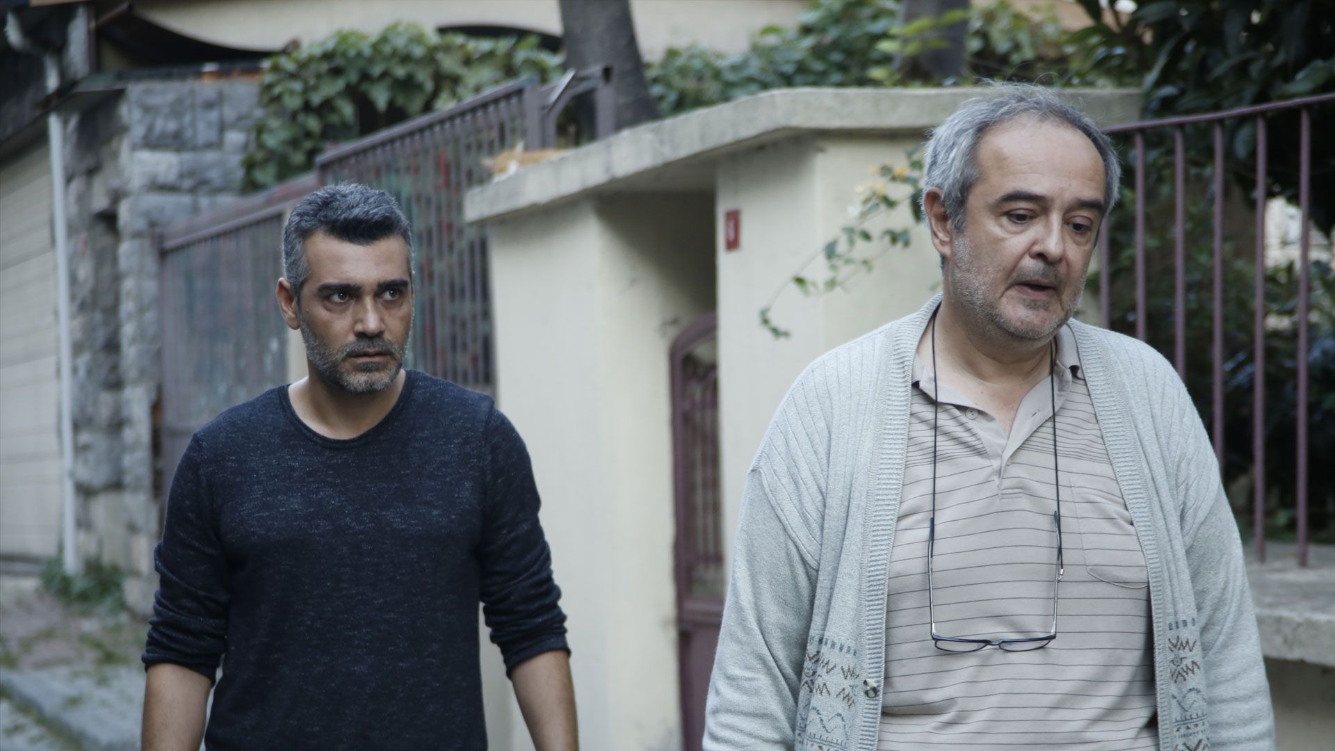 Caner Cindoruk (Sarp Çesmeli) e Serif Erol (Enver Sarıkadı) in una scena di La forza di una donna 2