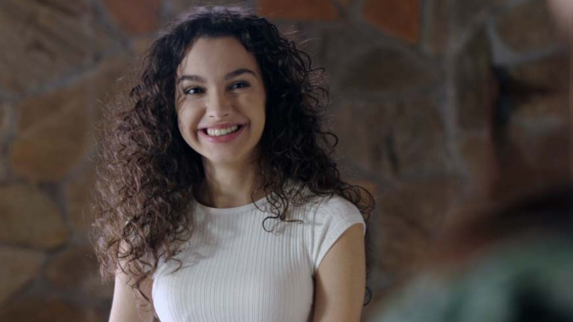 Su Burcu Yazgi Coskun (Asiye) in una scena di Tutto per la mia famiglia 2
