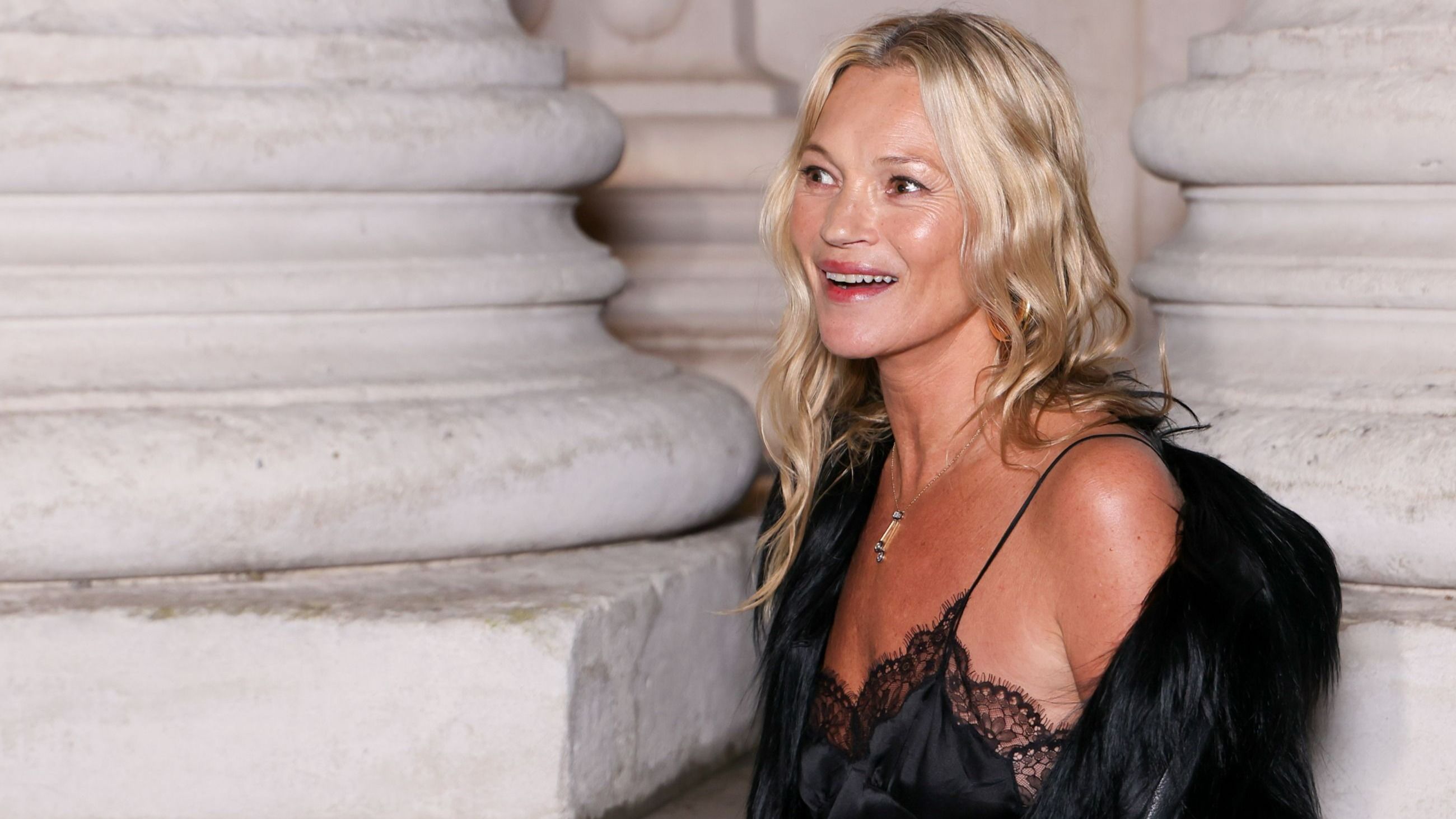 Kate Moss partecipa alla sfilata di moda maschile Saint Laurent Autunno/Inverno 2026-2027 nell’ambito della Paris Fashion Week il 27 gennaio 2026 a Parigi, Francia - Credits: Getty Images
