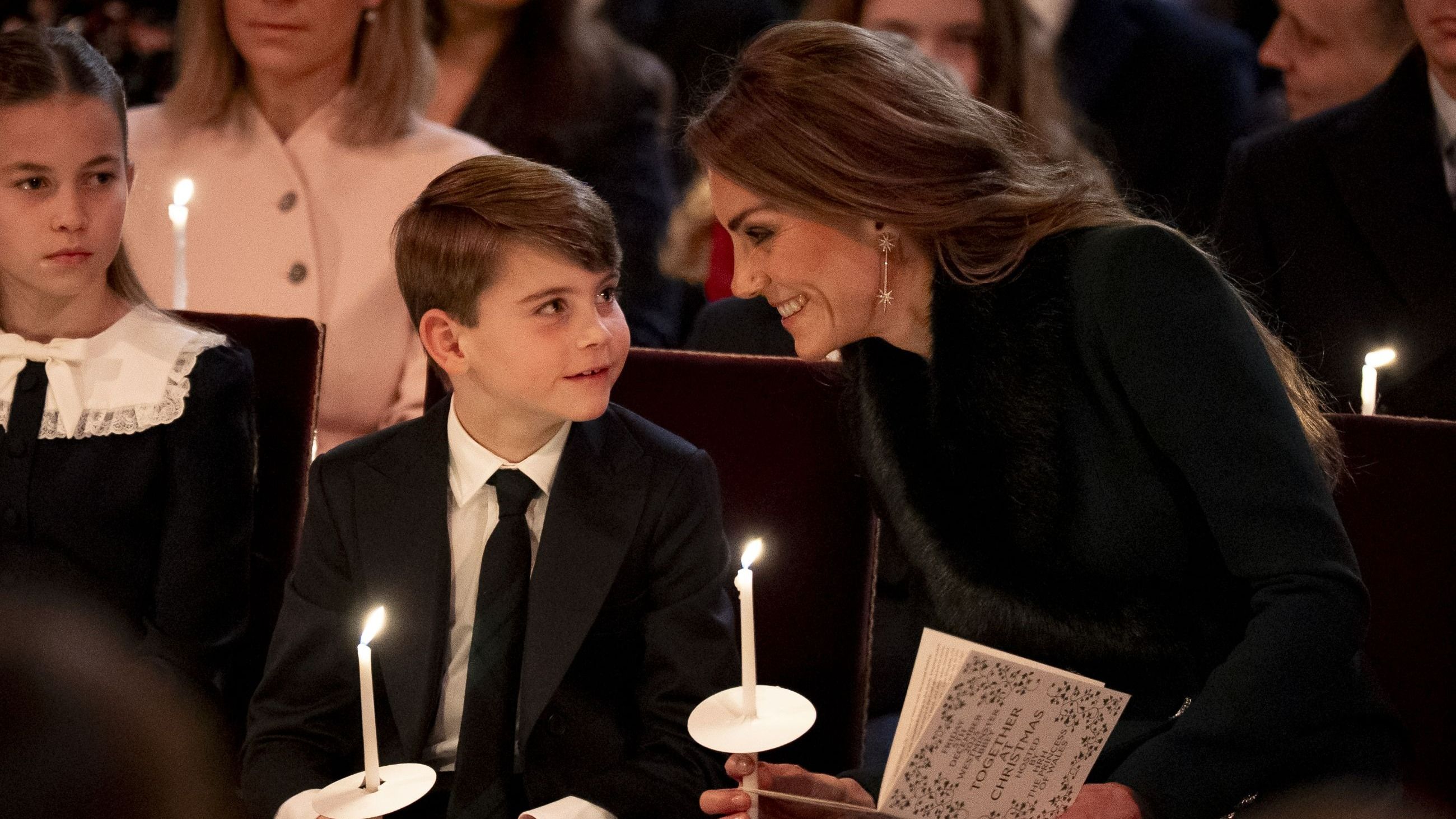La Principessa Charlotte, il Principe Louis e Catherine, Principessa del Galles, durante il servizio di canti natalizi Together At Christmas presso l’Abbazia di Westminster il 5 dicembre 2025 a Londra, in Inghilterra - Credits: Getty Images