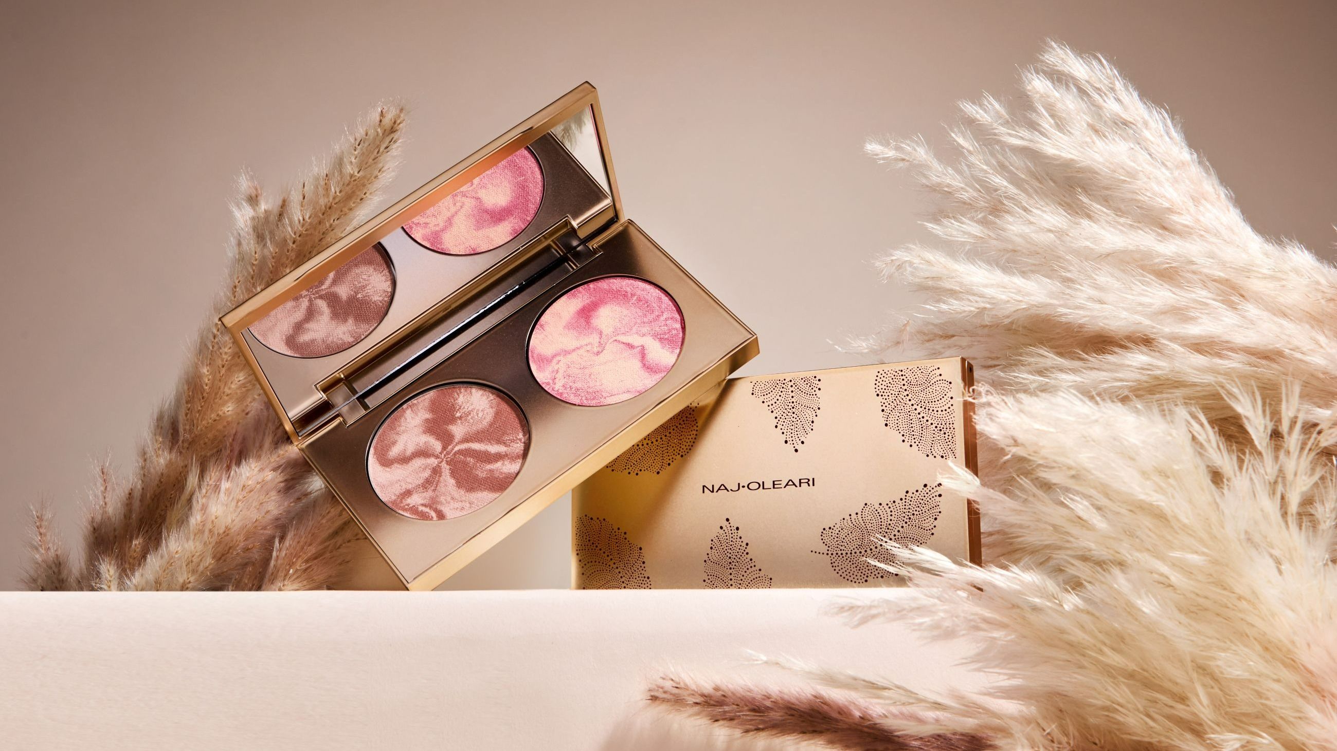 Plush Crush Face Palette racchiude due tonalità versatili, perfette per scolpire il viso
