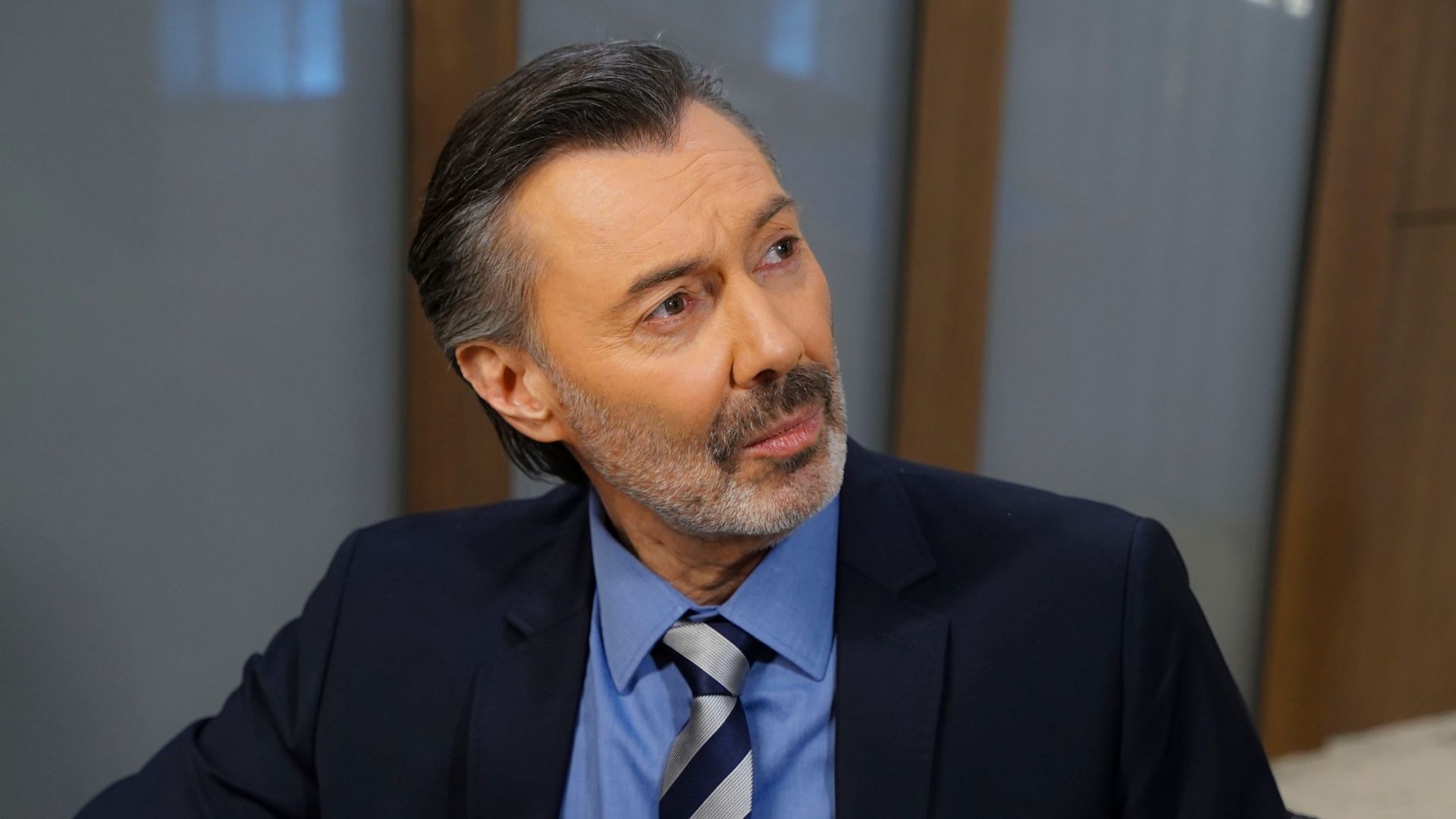 Hakan Karahan (Nadir Kilic) in una scena di Forbidden Fruit 3.