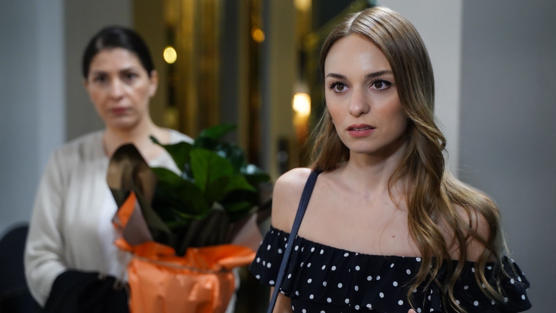 Nilperi Sahinkaya (Cansu) in una scena di Forbidden Fruit 4